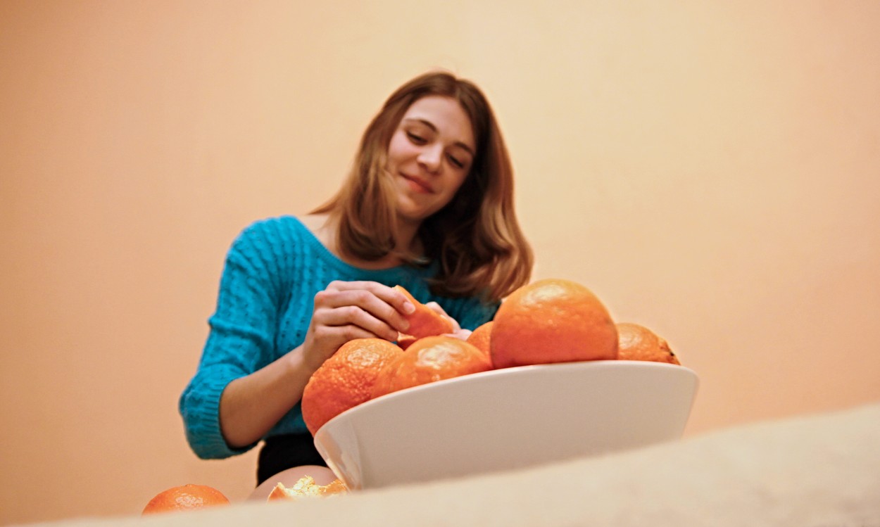 ženska lupi mandarine