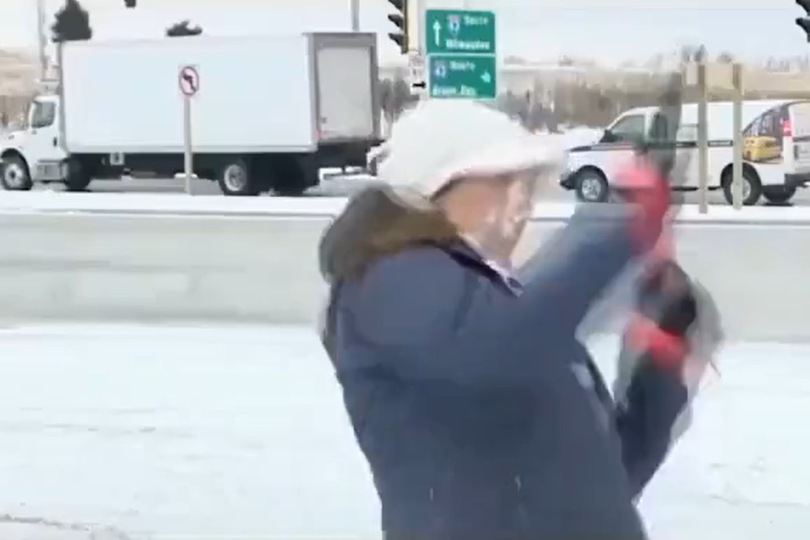 novinarka, kepa, zima, sneg