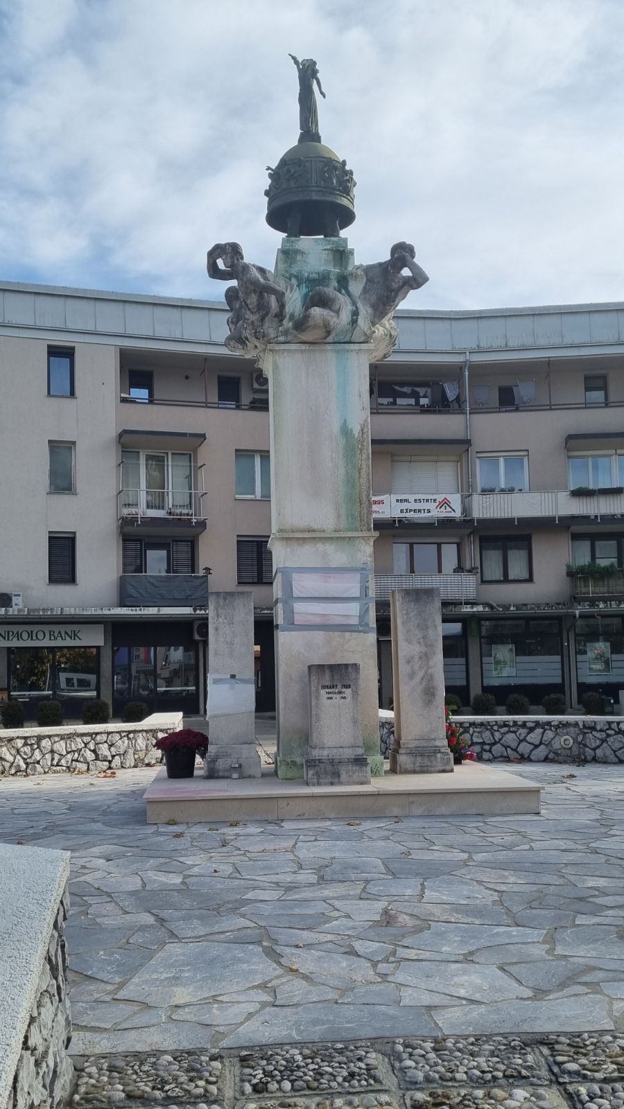 kip, svastike, sevnica, vandalizem