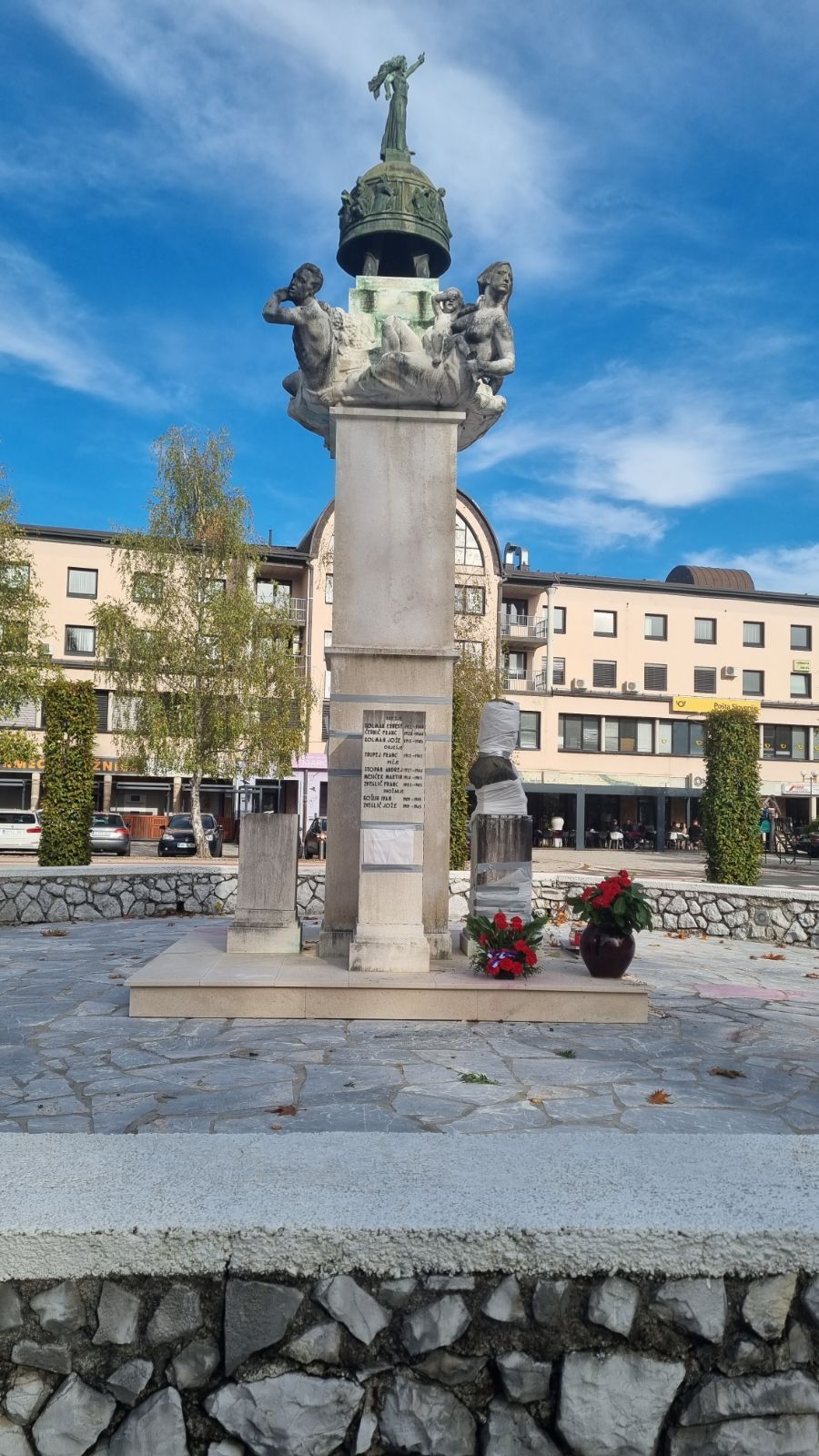 kip, sevnica, svastika, vandalizem