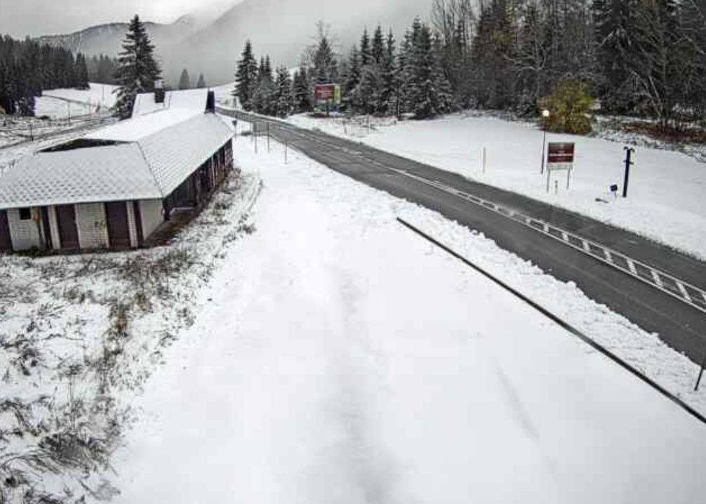 Na prelazu Korensko sedlo so razmere že čisto zimske. (Foto: zajem zaslona/spletne kamere)