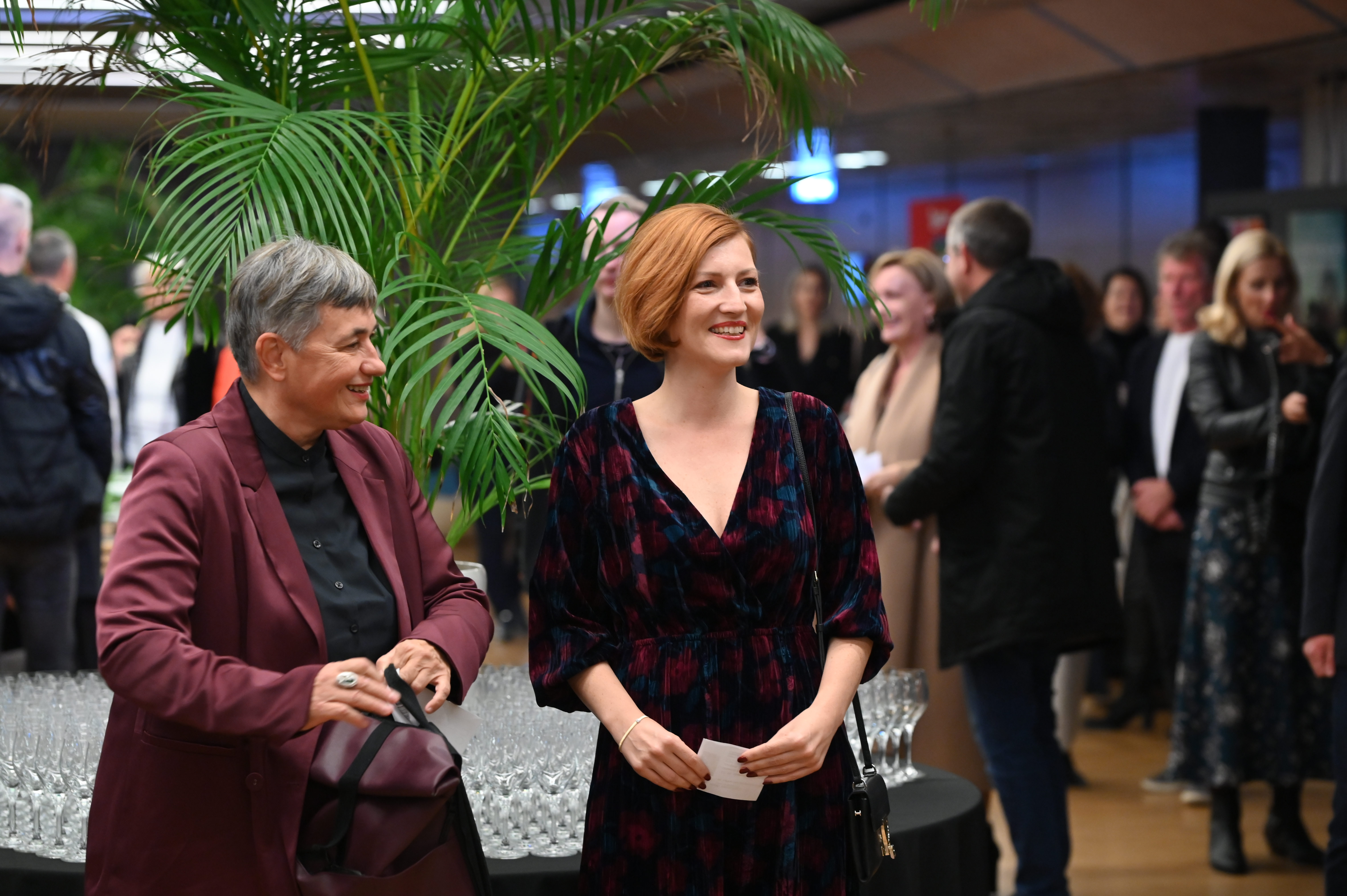 Ministrica za kulturo Asta Vrečko in Nataša Sukić. (Foto: Žiga Živulović Jr./Bobo)