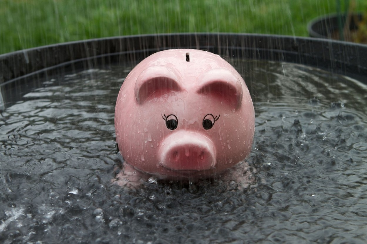 hranilnik, denar, dež, kriza, varčevanje