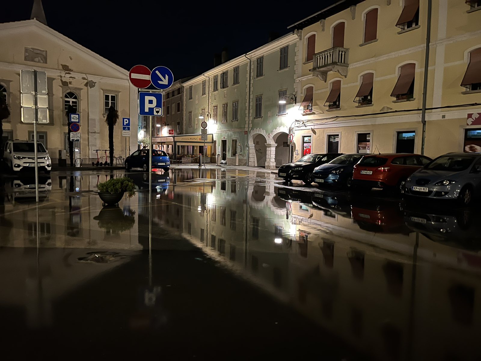 Poplavljene ulice v Izoli zaradi meteorne vode v noči iz 31.10. na 1.11. (Foto: Bralka)