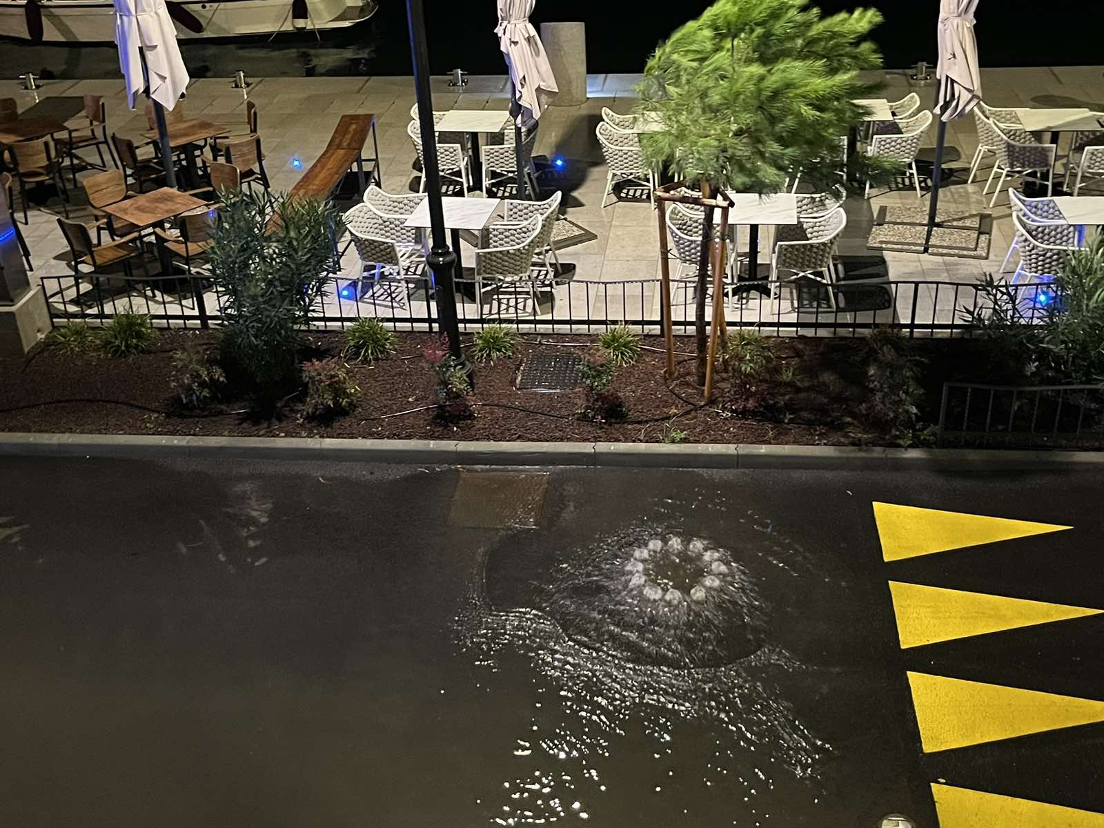 Poplavljene ulice v Izoli zaradi meteorne vode v noči iz 31.10. na 1.11. (Foto: Bralka)