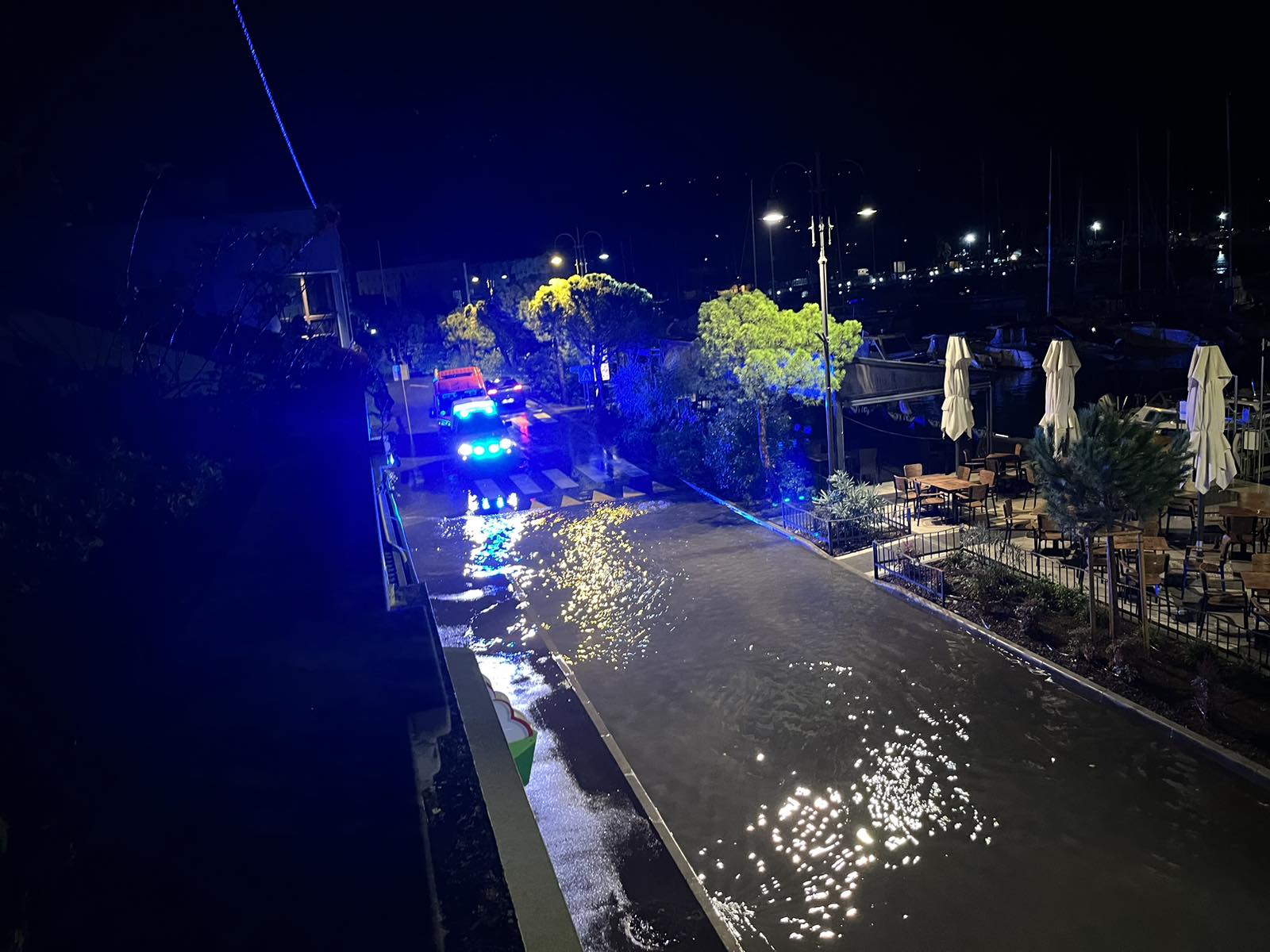 Poplavljene ulice v Izoli zaradi meteorne vode v noči iz 31.10. na 1.11. (Foto: Bralka)