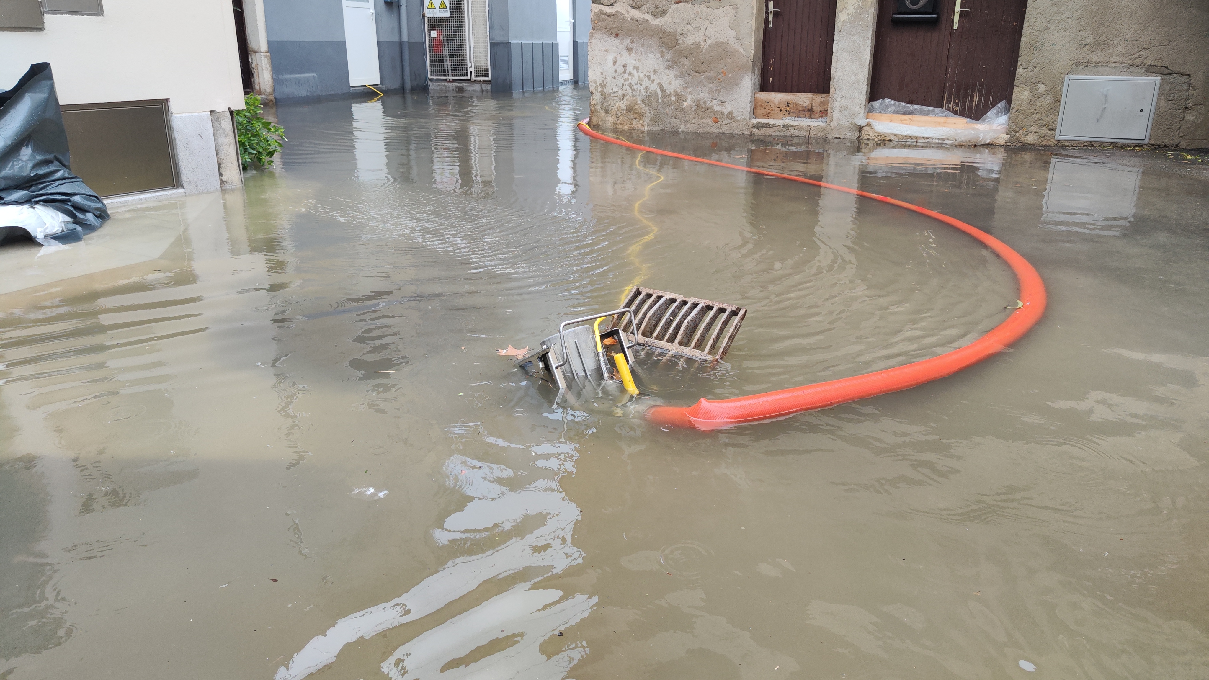 Poplavljene ulice v Izoli zaradi meteorne vode. (Foto: N1)