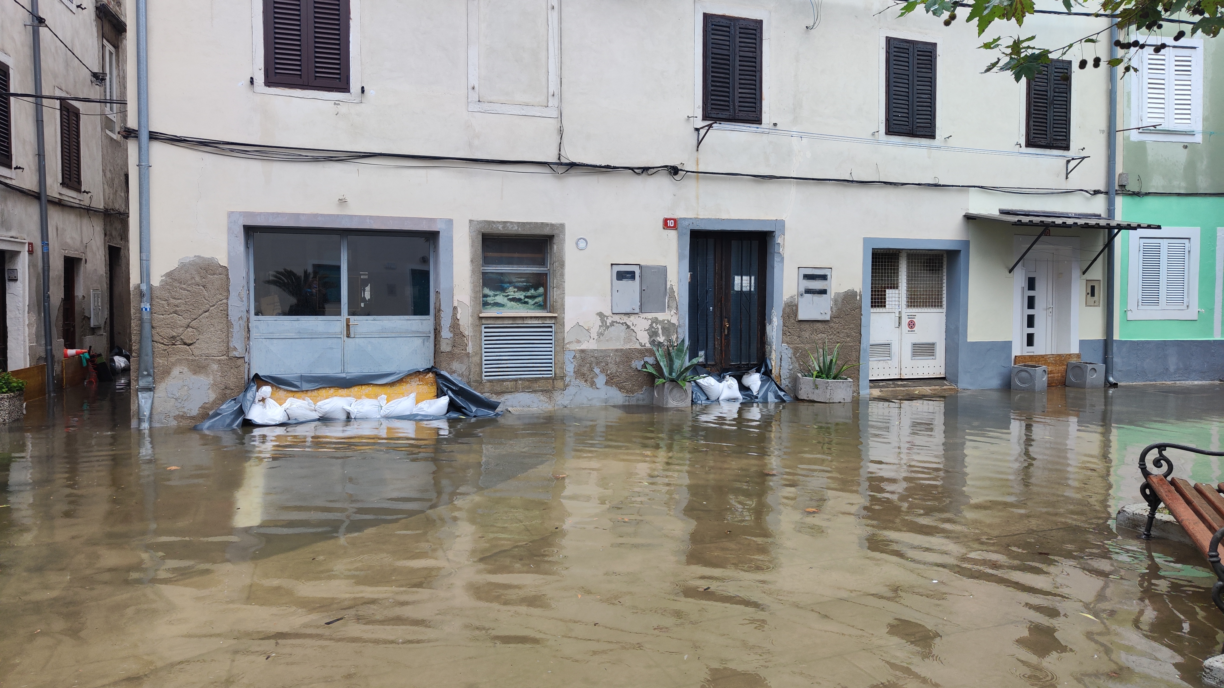 Poplavljene ulice v Izoli zaradi meteorne vode. (Foto: N1)