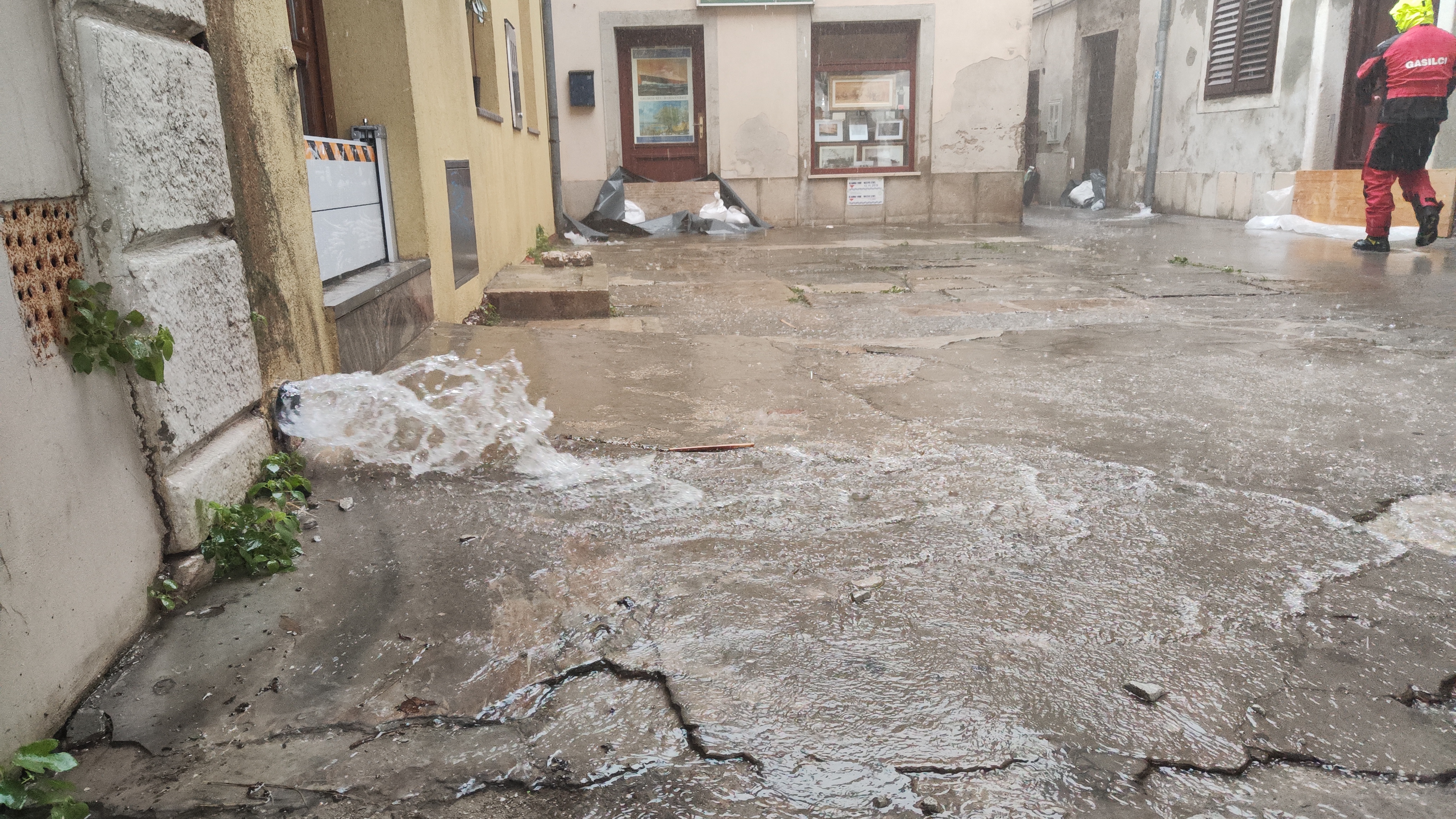 Poplavljene ulice v Izoli zaradi meteorne vode. (Foto: N1)