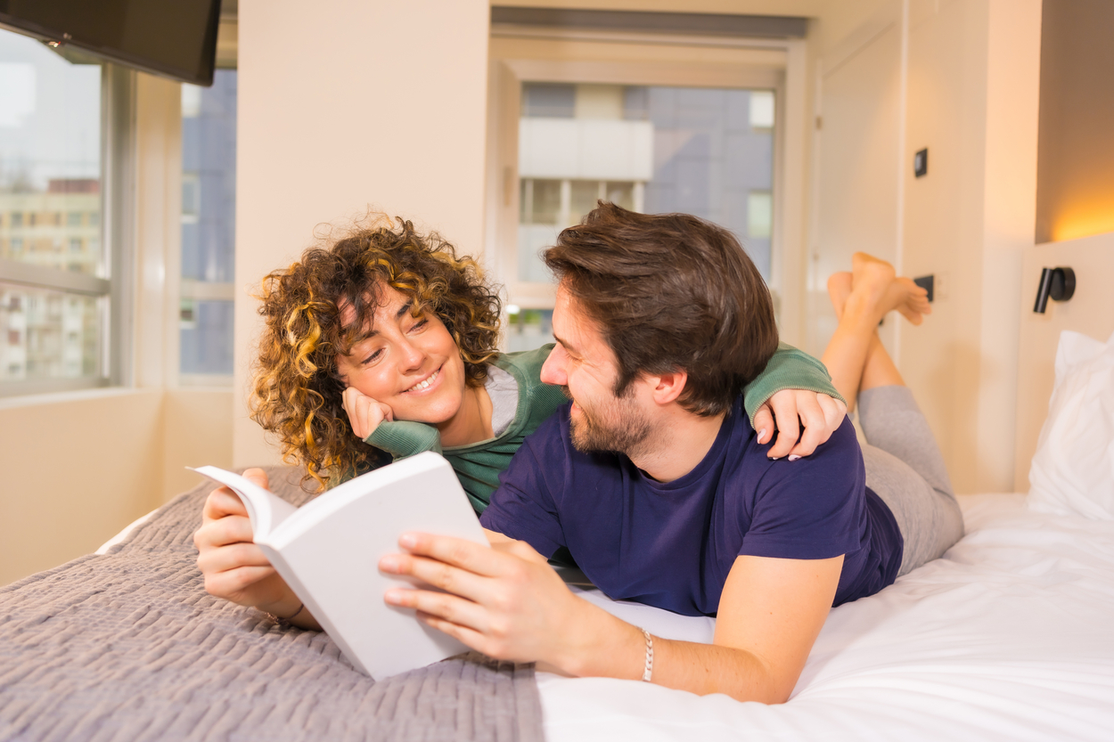 par, kavč, knjiga, branje