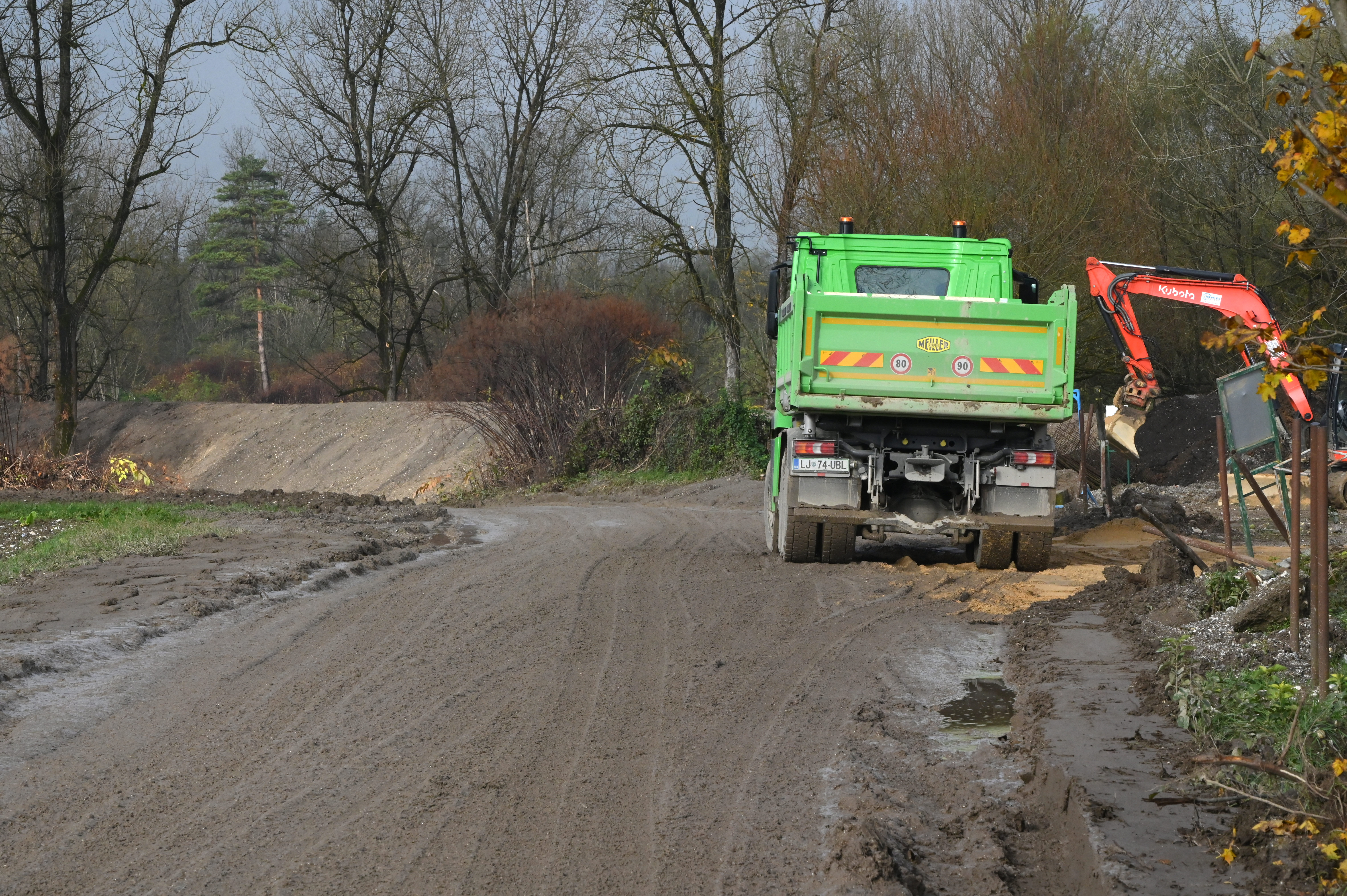 sneberje, gradbena dela, nasip, gradnja nasipa, tovornjak, tovornjaki, blato
