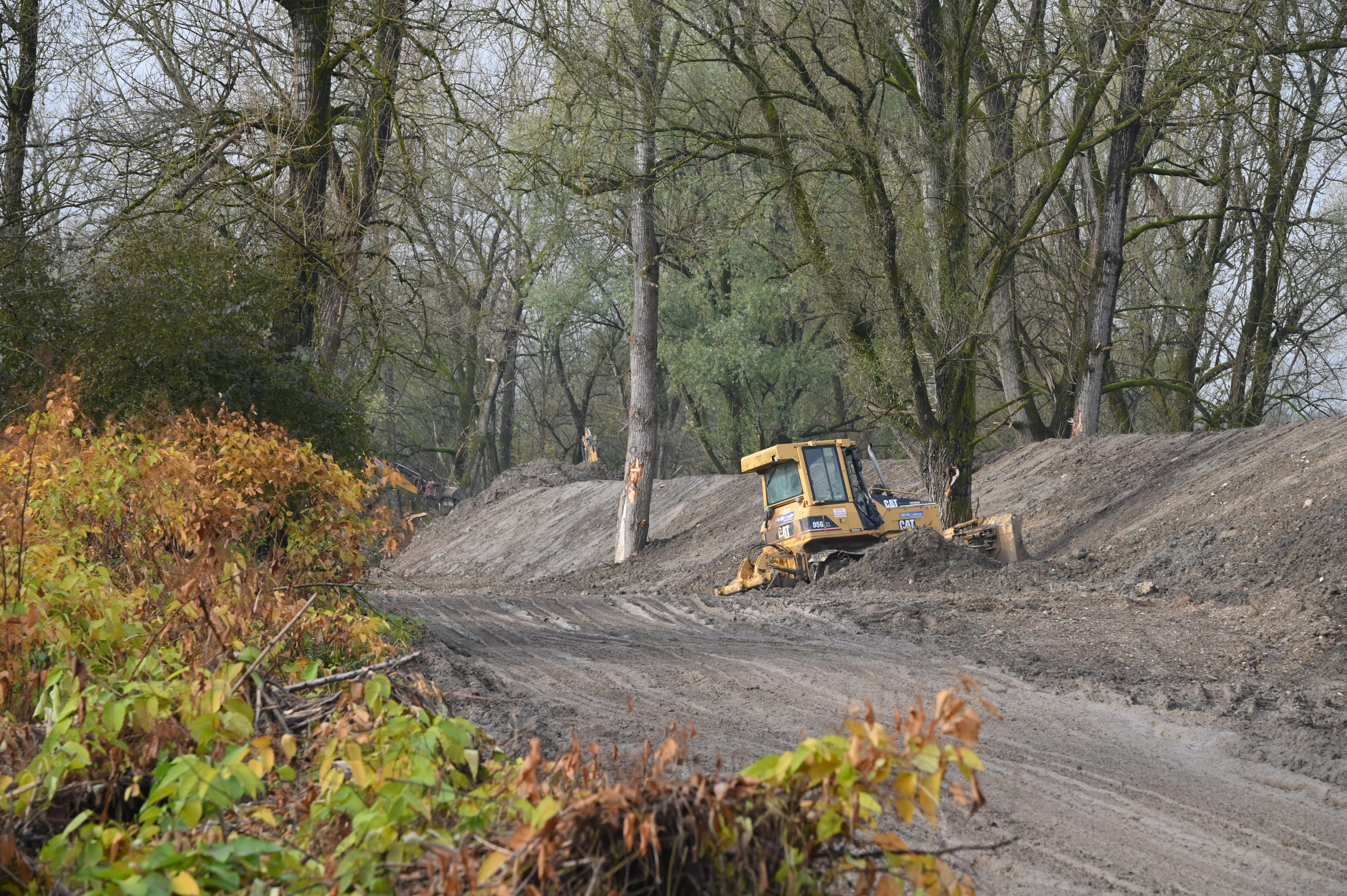 sneberje, gradbena dela, nasip, gradnja nasipa, tovornjak, tovornjaki, blato