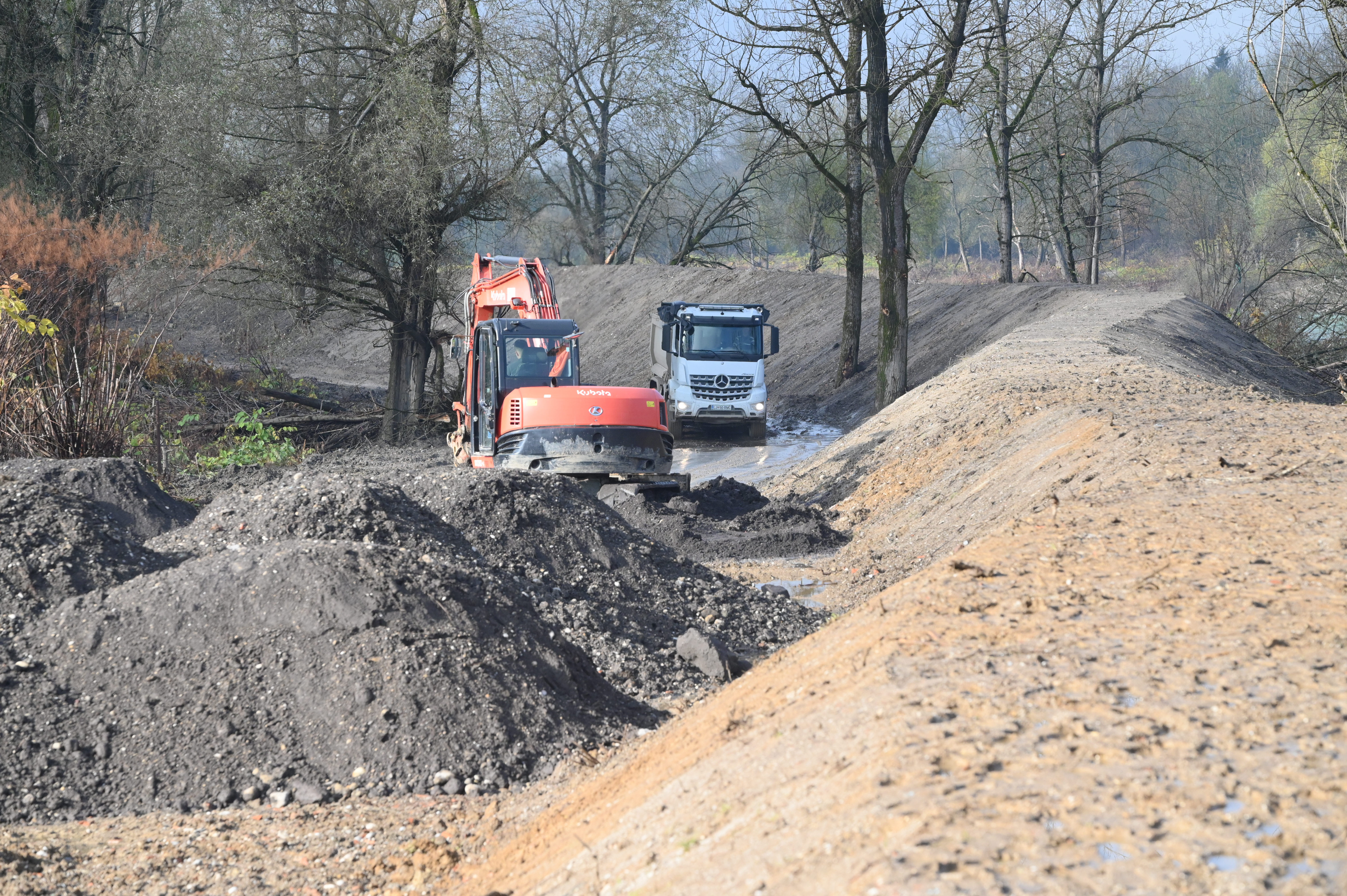 sneberje, gradbena dela, nasip, gradnja nasipa, tovornjak, tovornjaki, blato