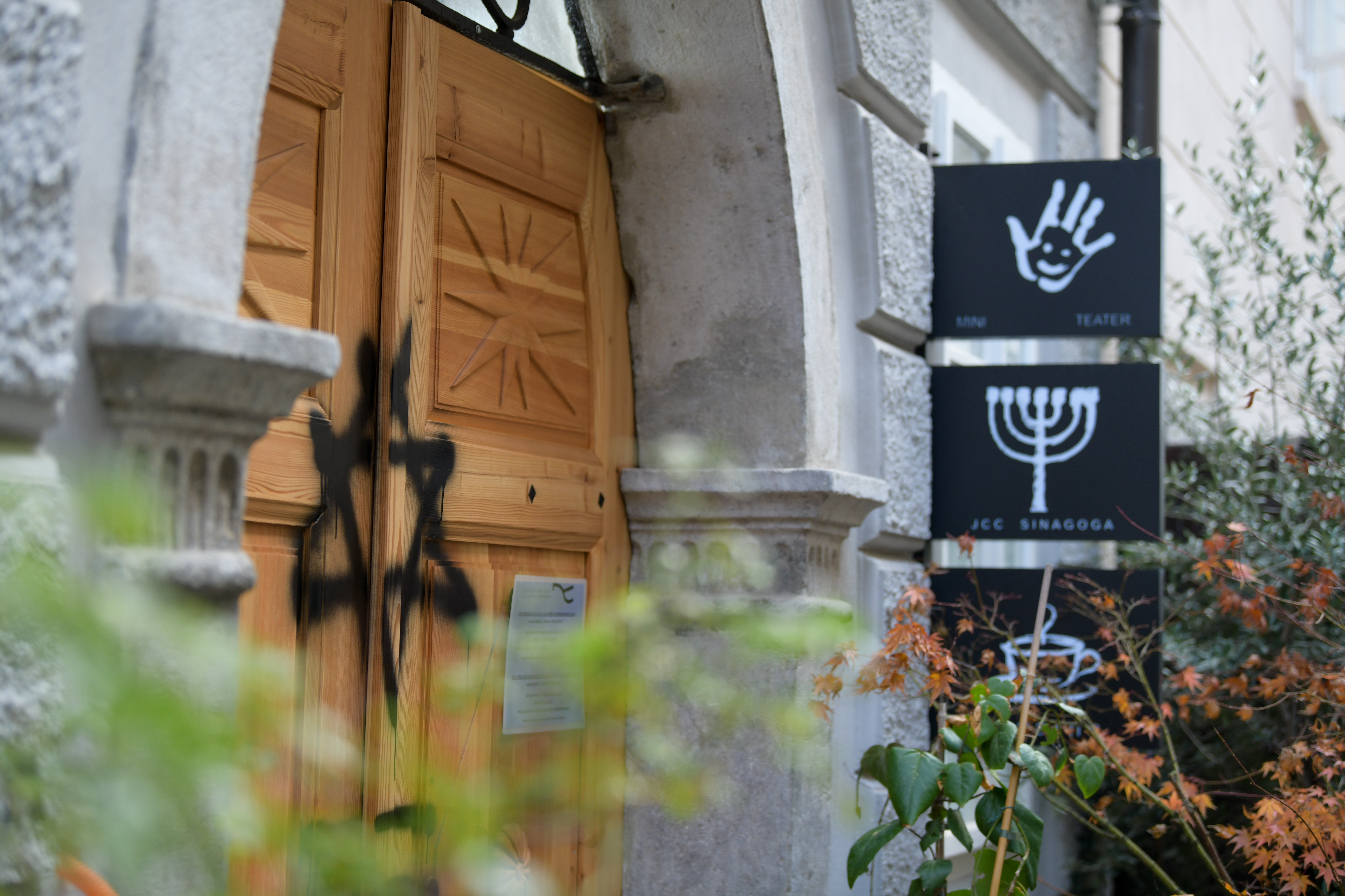 judovski center ljubljana, vandalizem, svastika, davidova zvezda