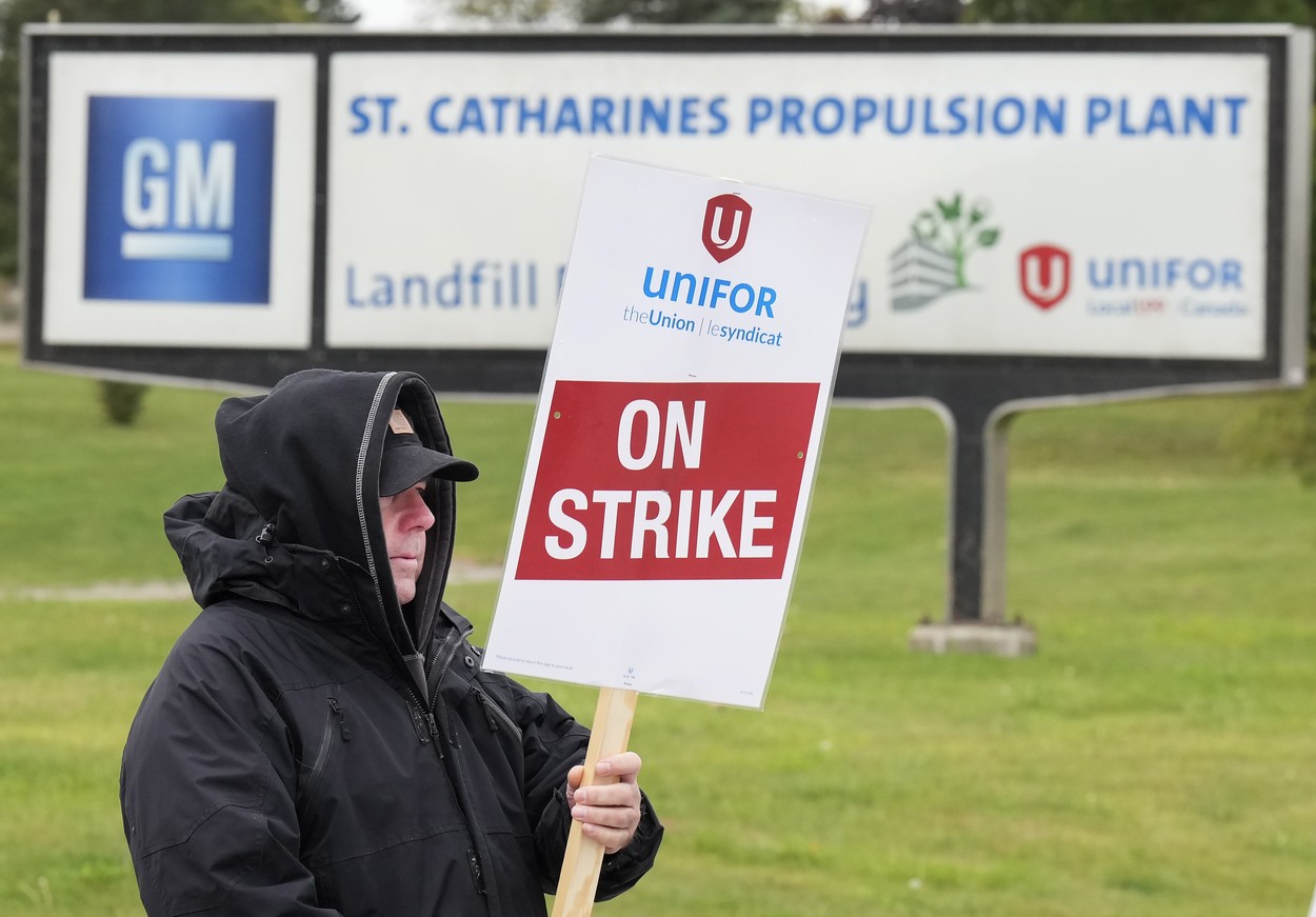 Stavkajoči pred stavbo General Motors konec oktobra
