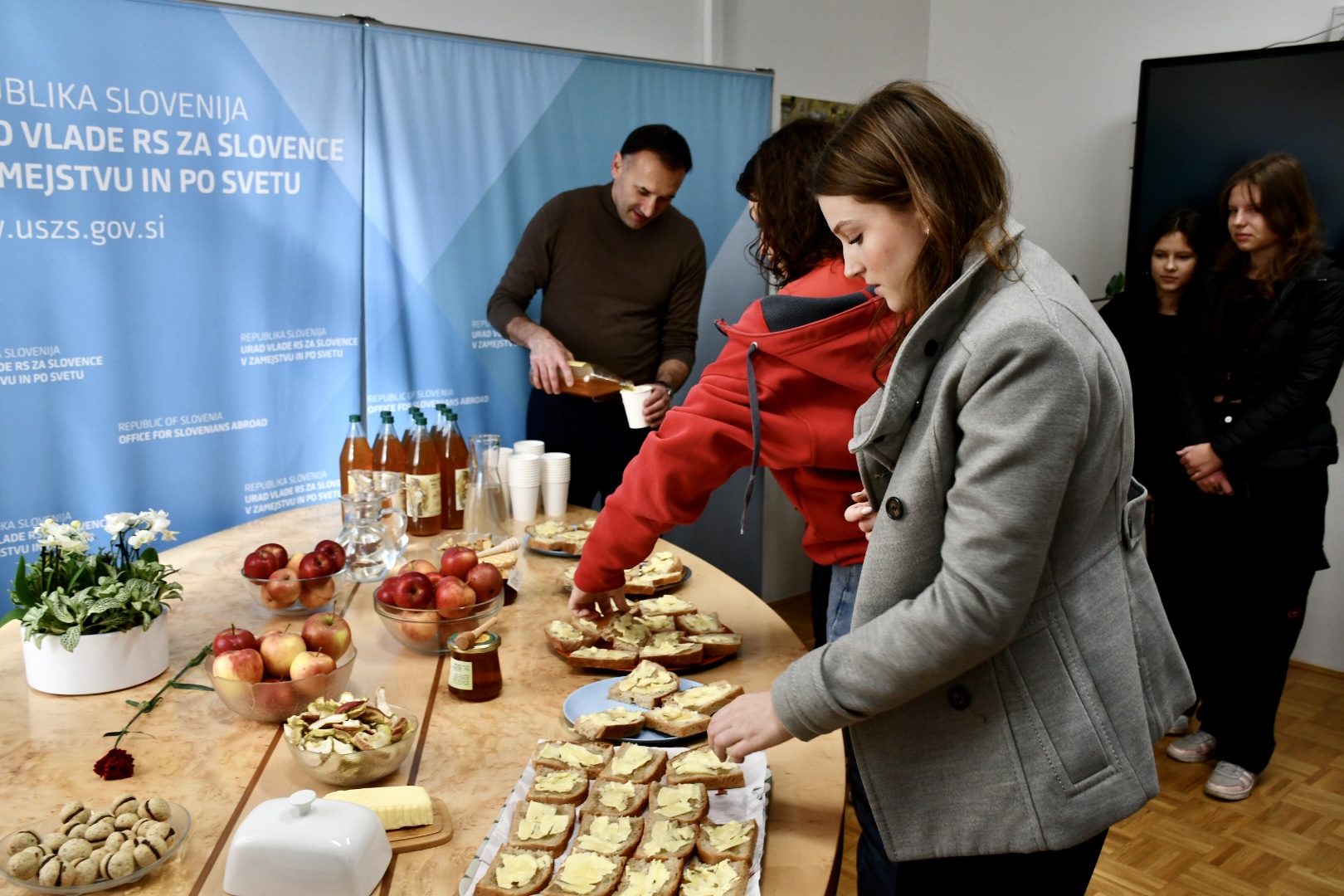Minister Arčon na dan tradicionalnega slovenskega zajtrka (Foto: USZS)
