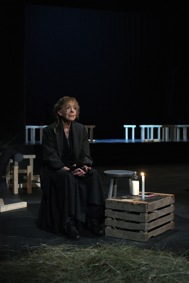 Milena Zupančič v Antigoni (Foto: Peter Uhan/SNG Drama Ljubljana)