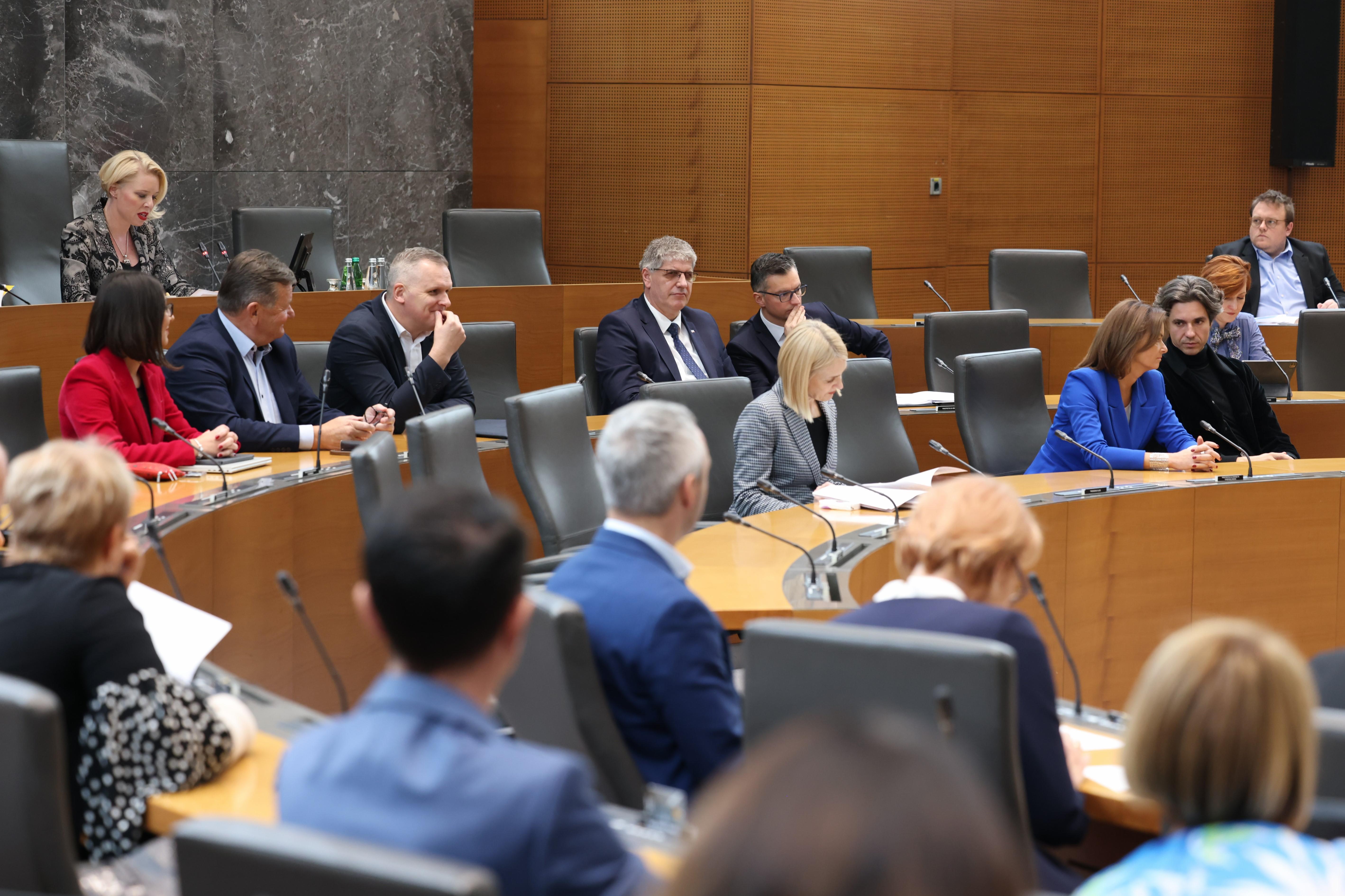 vlada na novembrski redni seji