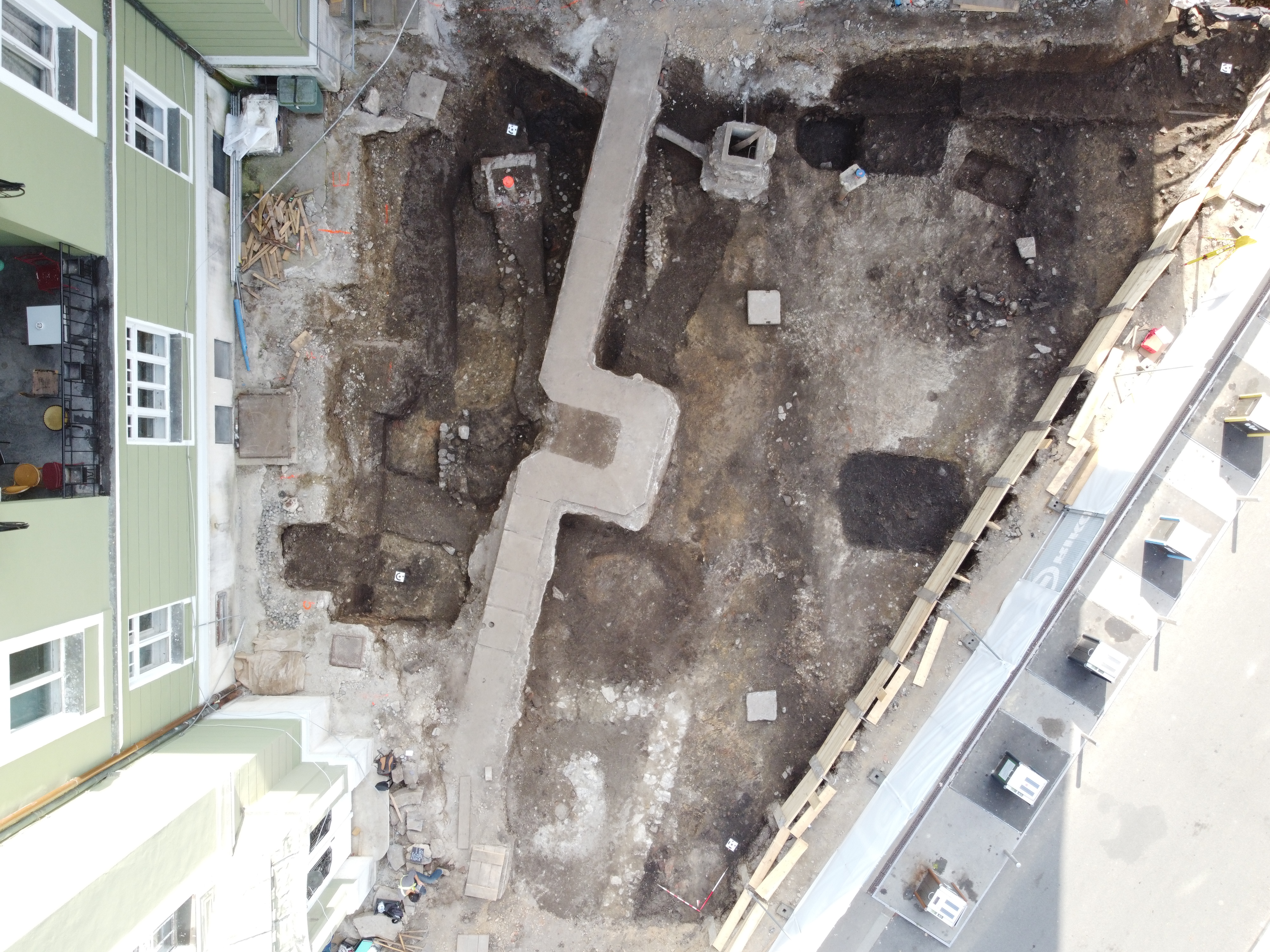 V izkopnem polju ob Igriški ulici raziskujejo cesto kardo A  (Foto: Tilen Kozamernik/ZVKDS)