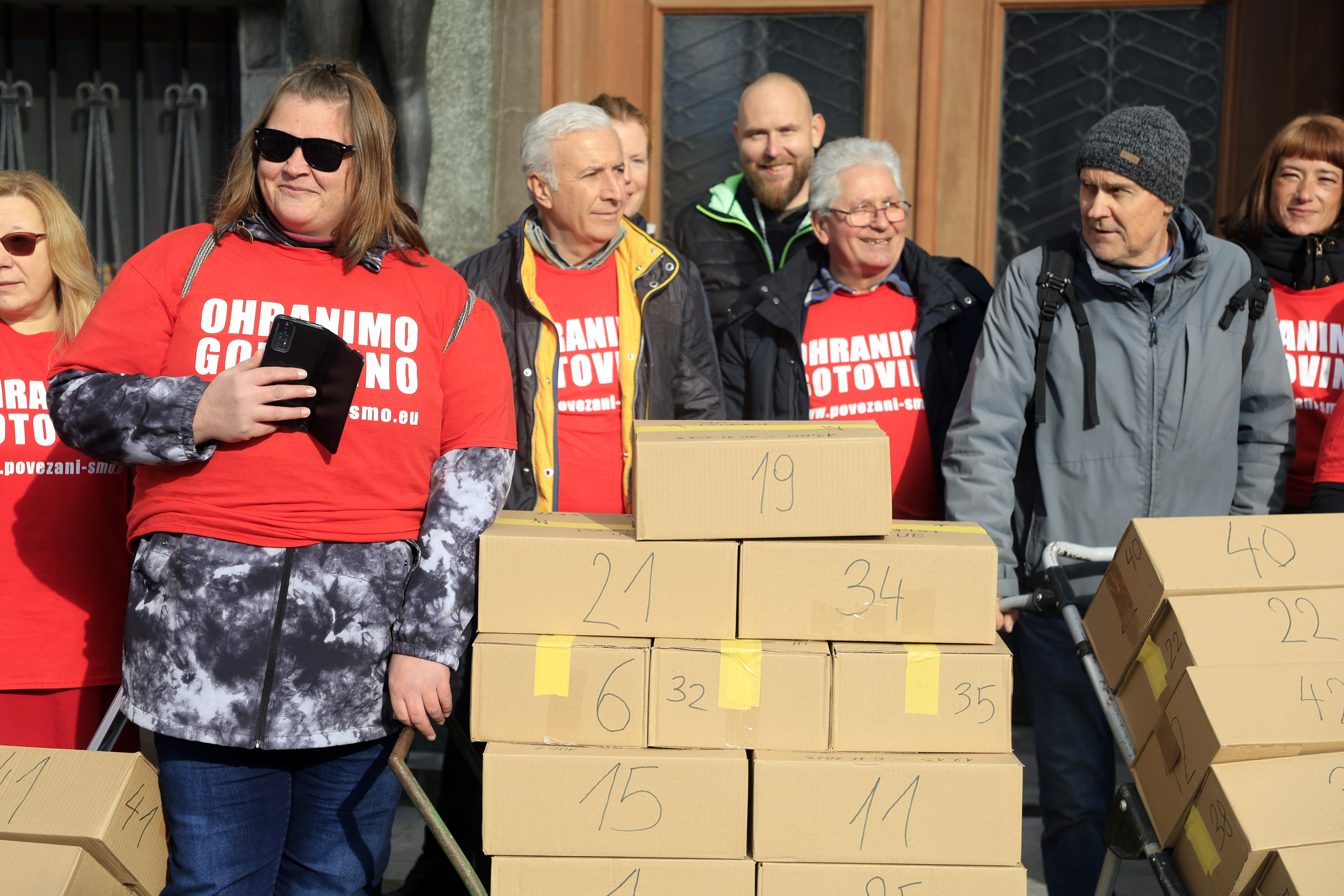 Gotovina v ustavo, Povezani smo