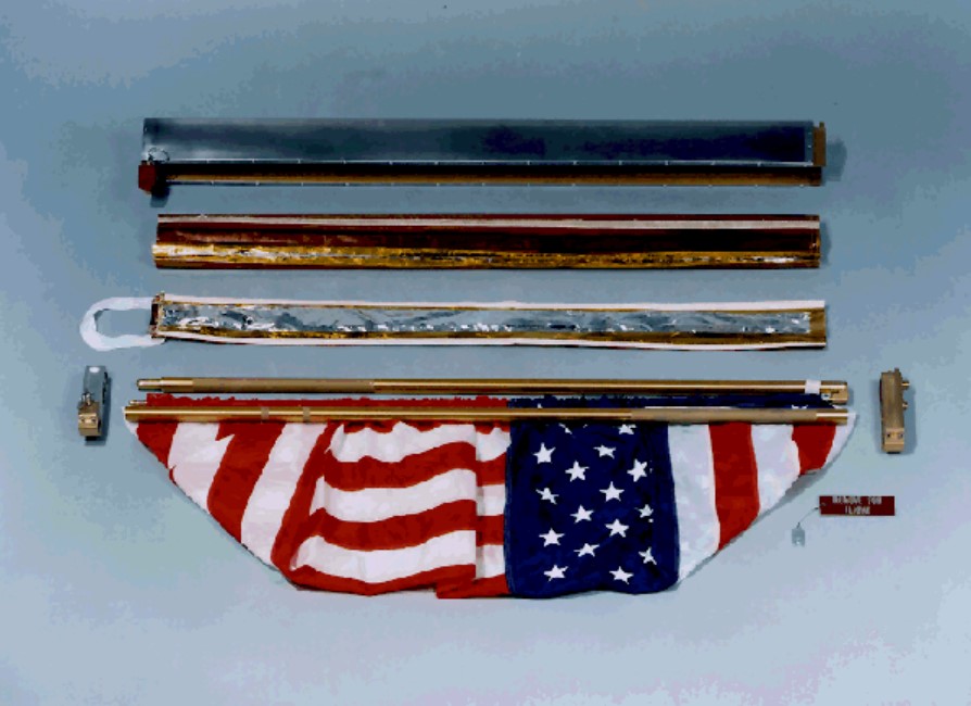 Koplet z ameriško zastavo za postavitev na Luni (Foto: Zajem zaslona/WIKIPEDIA)