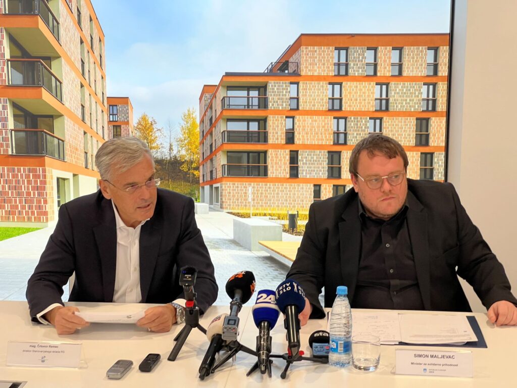 1701259552-mag.-Crtomir-Remec-direktor-Stanovanjskega-sklada-RS-in-Simon-Maljevac-minister-za-solidarno-prihodnost-foto-Nina-Roydo-1024x768.jpg