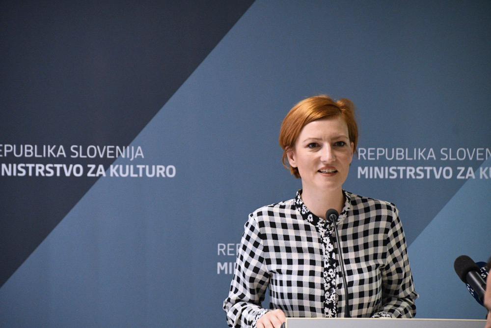 Ministrica za kulturo Asta Vrečko