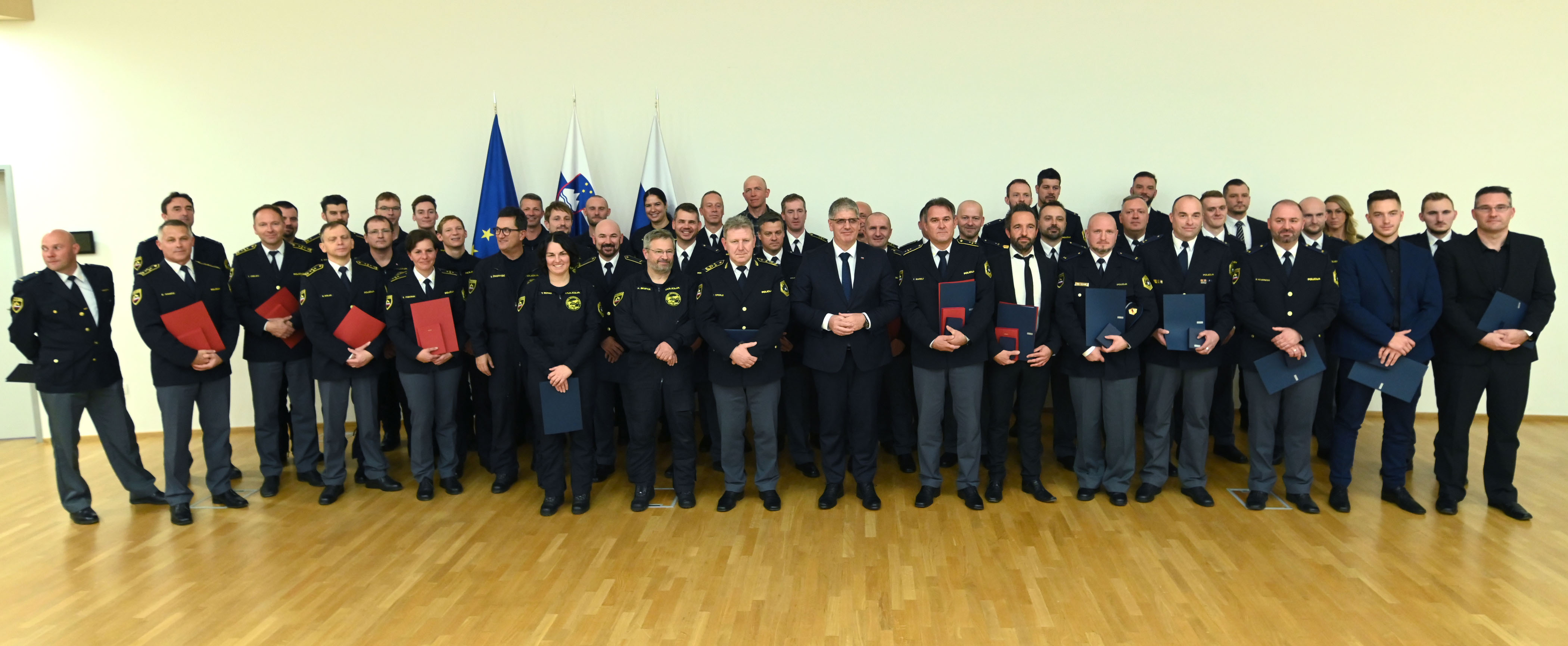 Podelitev medalj za požrtvovalnost policistom, ki so pomagali med avgustovskimi poplavami. (Foto: Žiga Živulović jr. /BOBO)