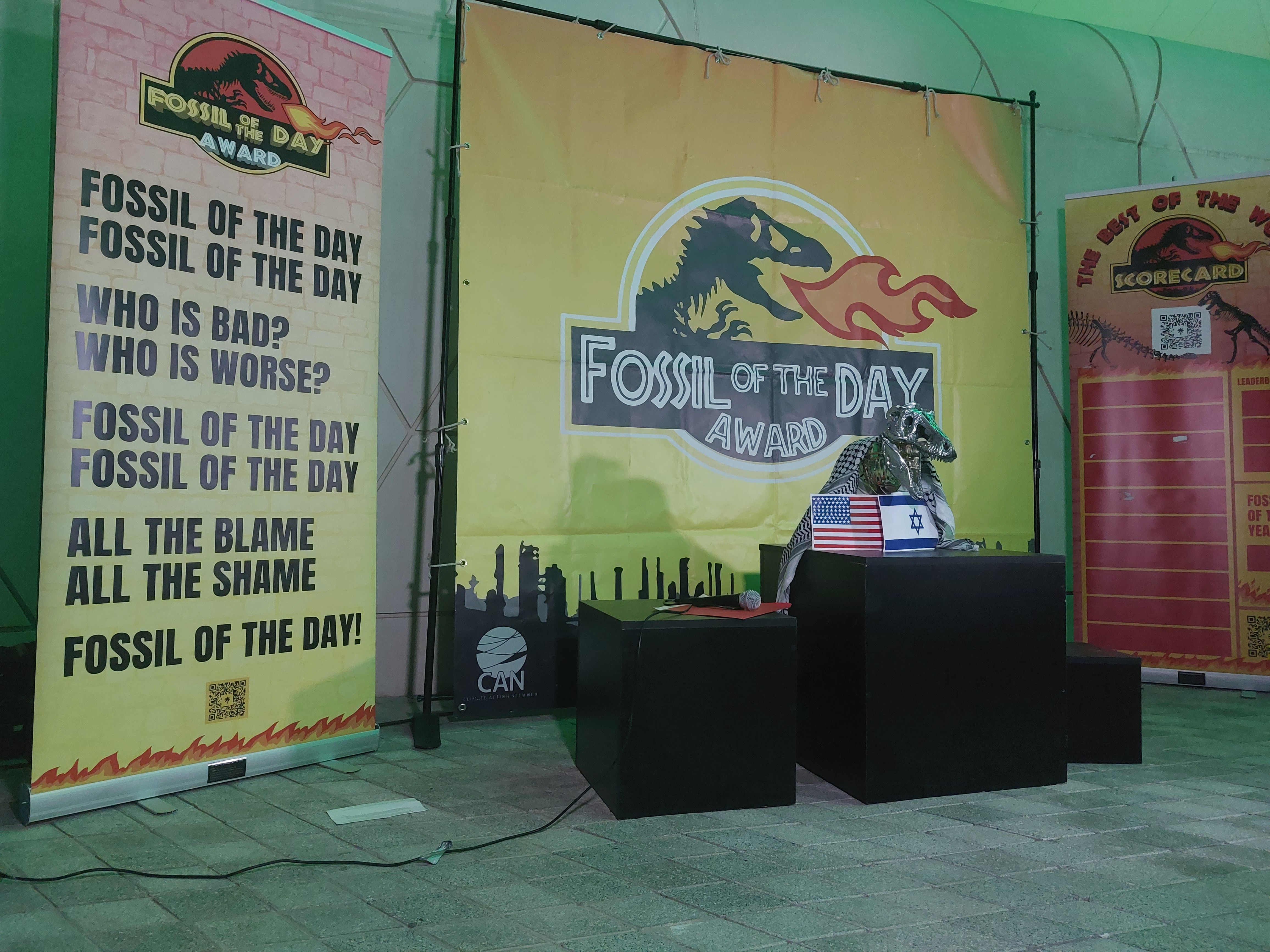 Vsak dan na prostoru, namenjenem protestom podelijo nagrado ZA "fosil dneva". Včeraj, na mednarodni dan človekovih pravic, jo je zaradi bombardiranja civilistov v Gazi prejel Izrael. ZDA so si zaradi veta v Varnostnem svetu prislužile "častno omembo". (Foto: Sarah Neubauer, N1)