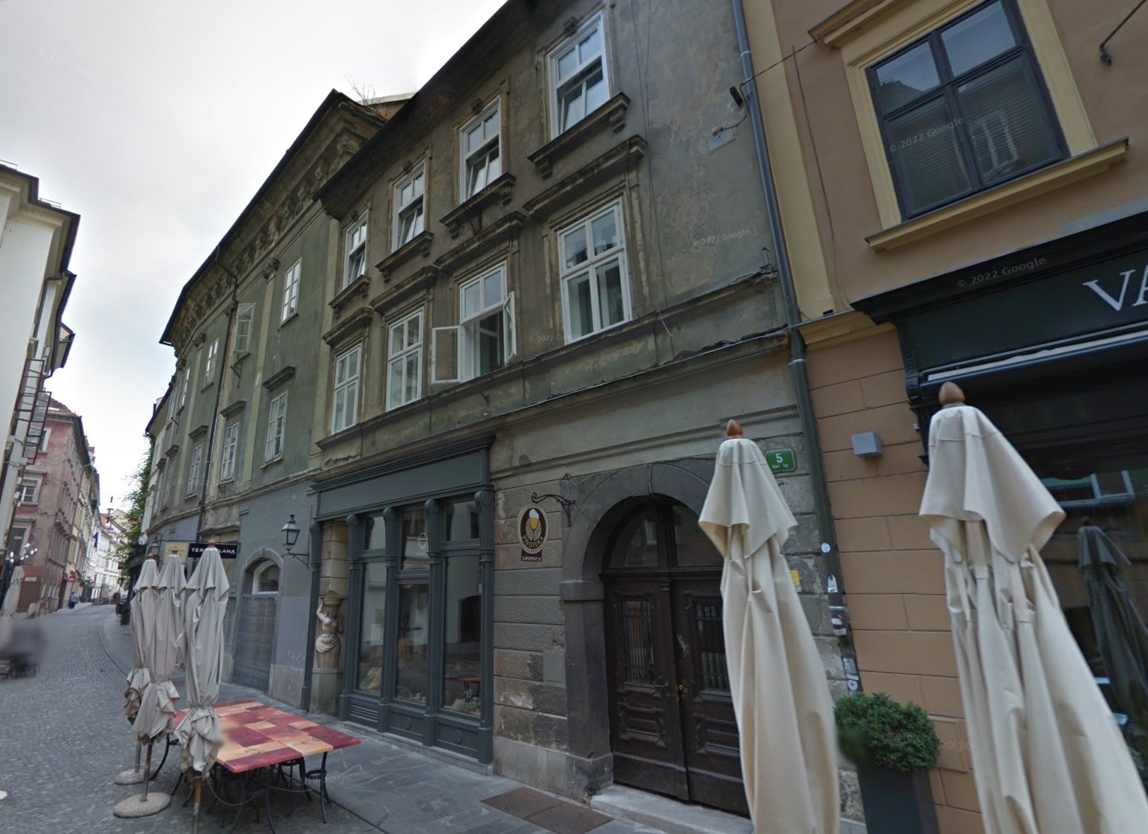 Stavba v centru Ljubljane, kjer se je podrl tram