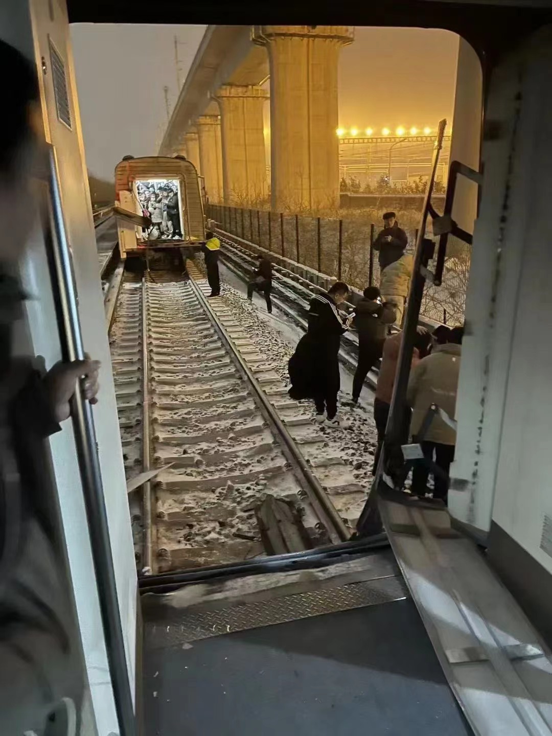 Vagona, ki sta se odtrgala od vlakovne kompozicije