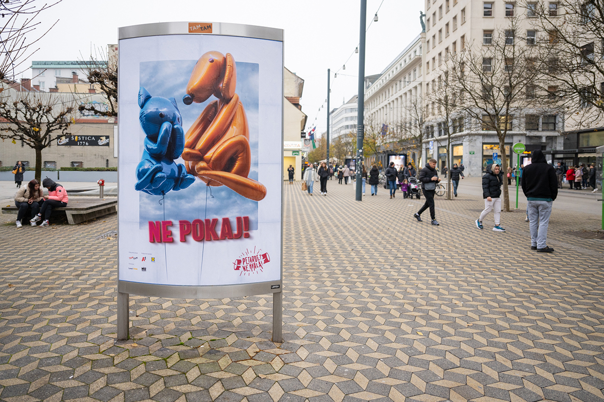 tam tam, petarde, plakati