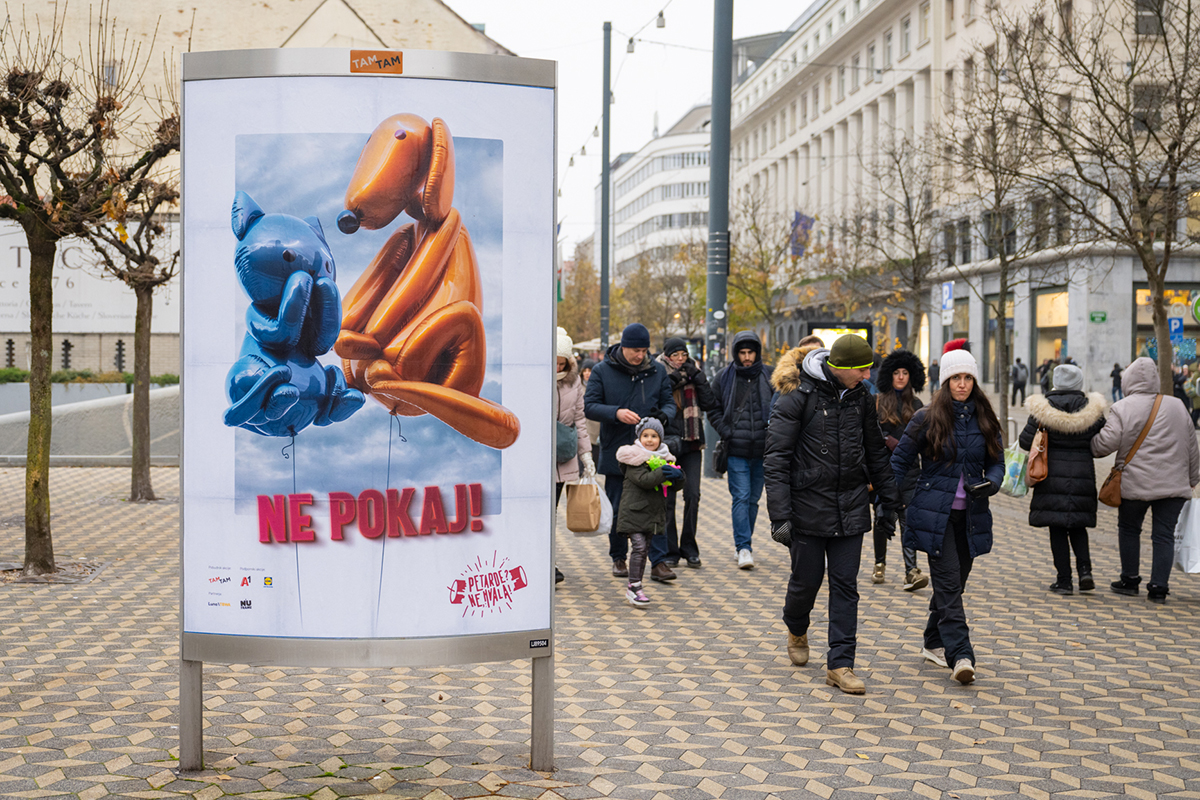 tam tam, petarde, plakati