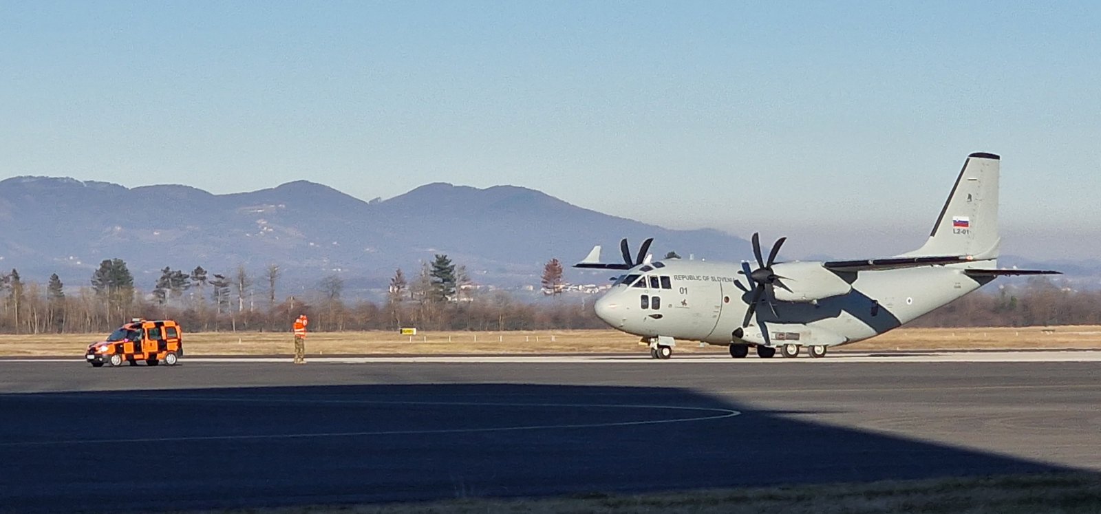 Pristanek prvega taktično-tovornega letala Slovenske vojske C-27J Spartan na letališču Cerklje ob Krki (Foto: Jani Krošl/MORS)
