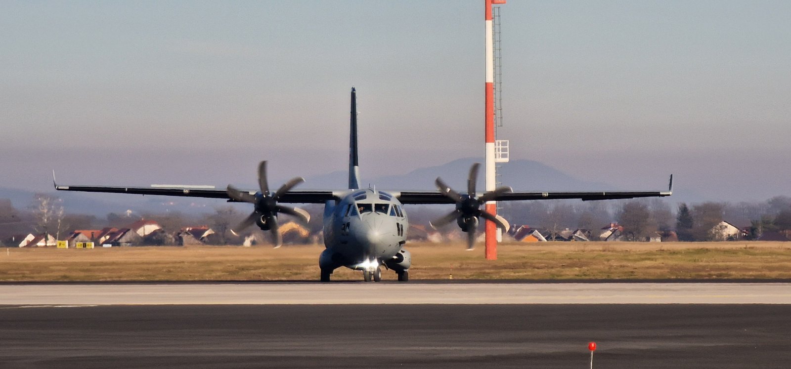 Pristanek prvega taktično-tovornega letala Slovenske vojske C-27J Spartan na letališču Cerklje ob Krki (Foto: Jani Krošl/MORS)