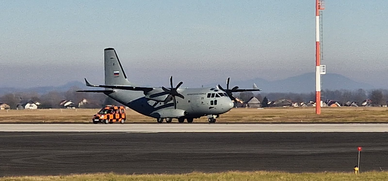 Pristanek prvega taktično-tovornega letala Slovenske vojske C-27J Spartan na letališču Cerklje ob Krki (Foto: Jani Krošl/MORS)