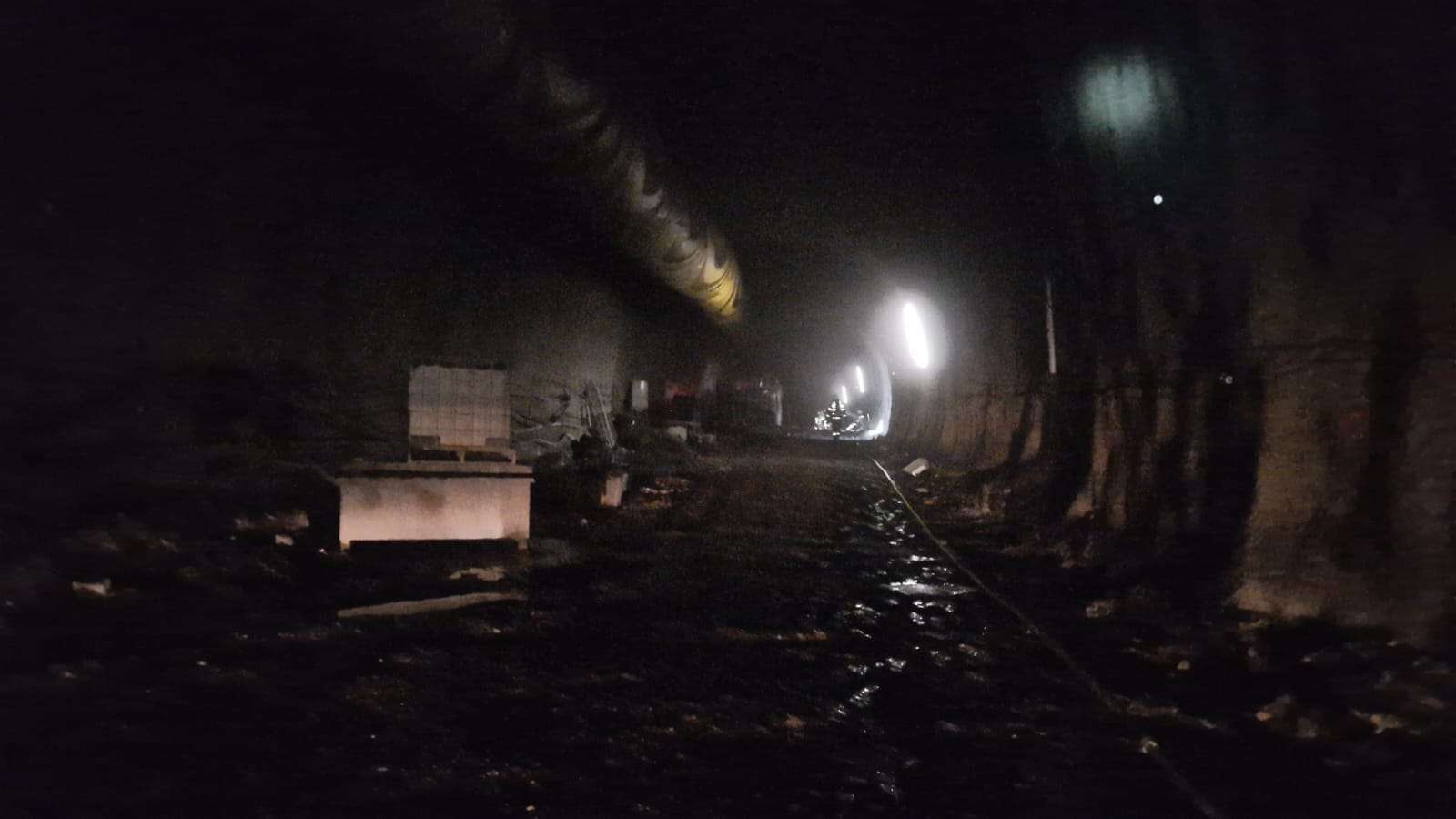 Evakuacija delavcev iz predora na trasi drugega tira zaradi pozara.