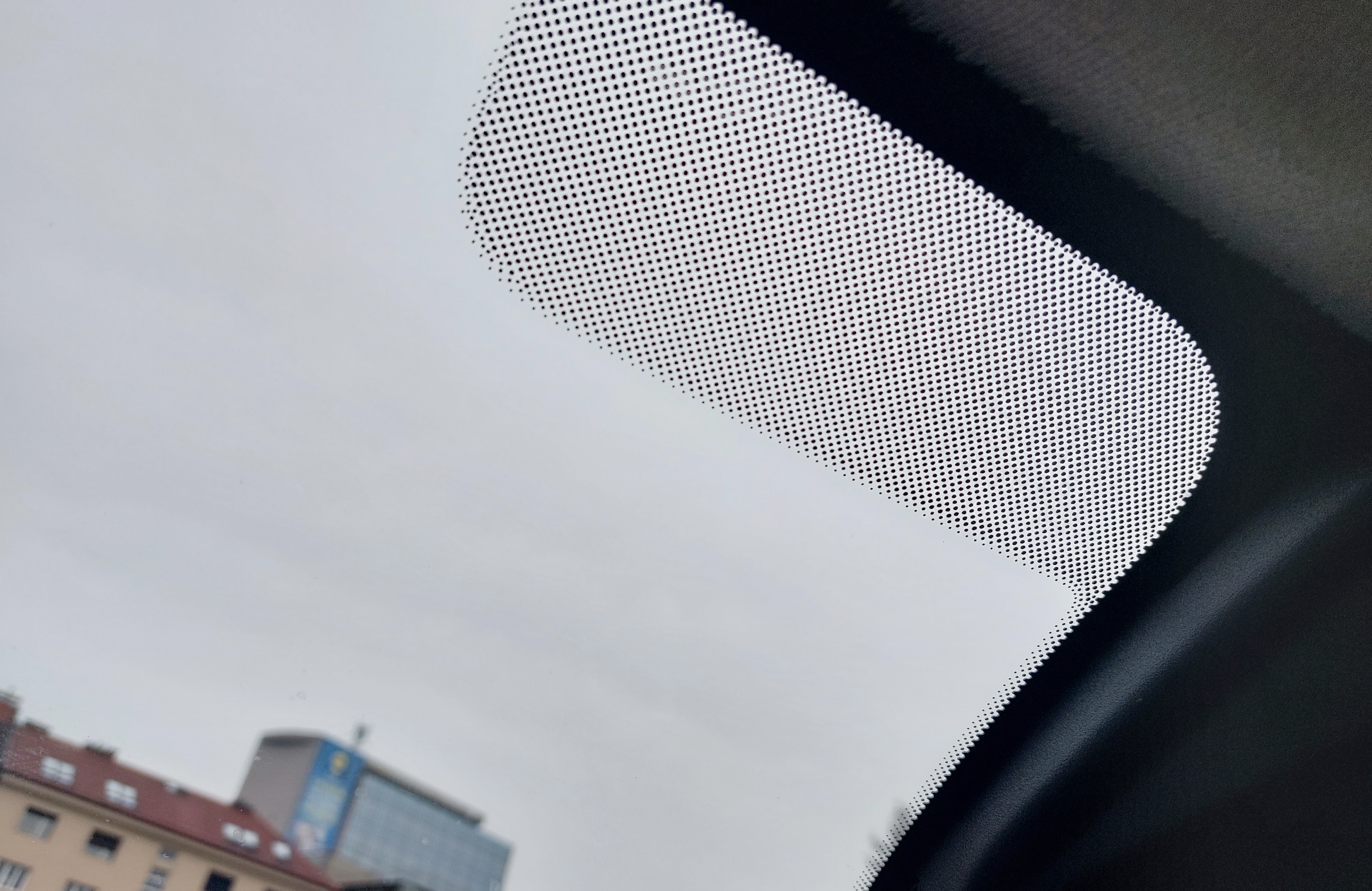 črne pike okoli vetrobranskega stekla