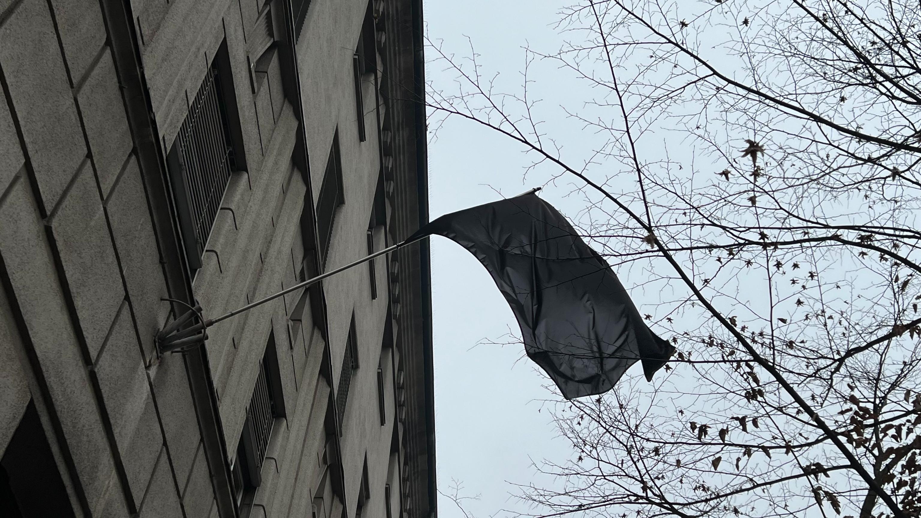 Črna zastava pred stavbo Slovenskih železnic v Ljubljani