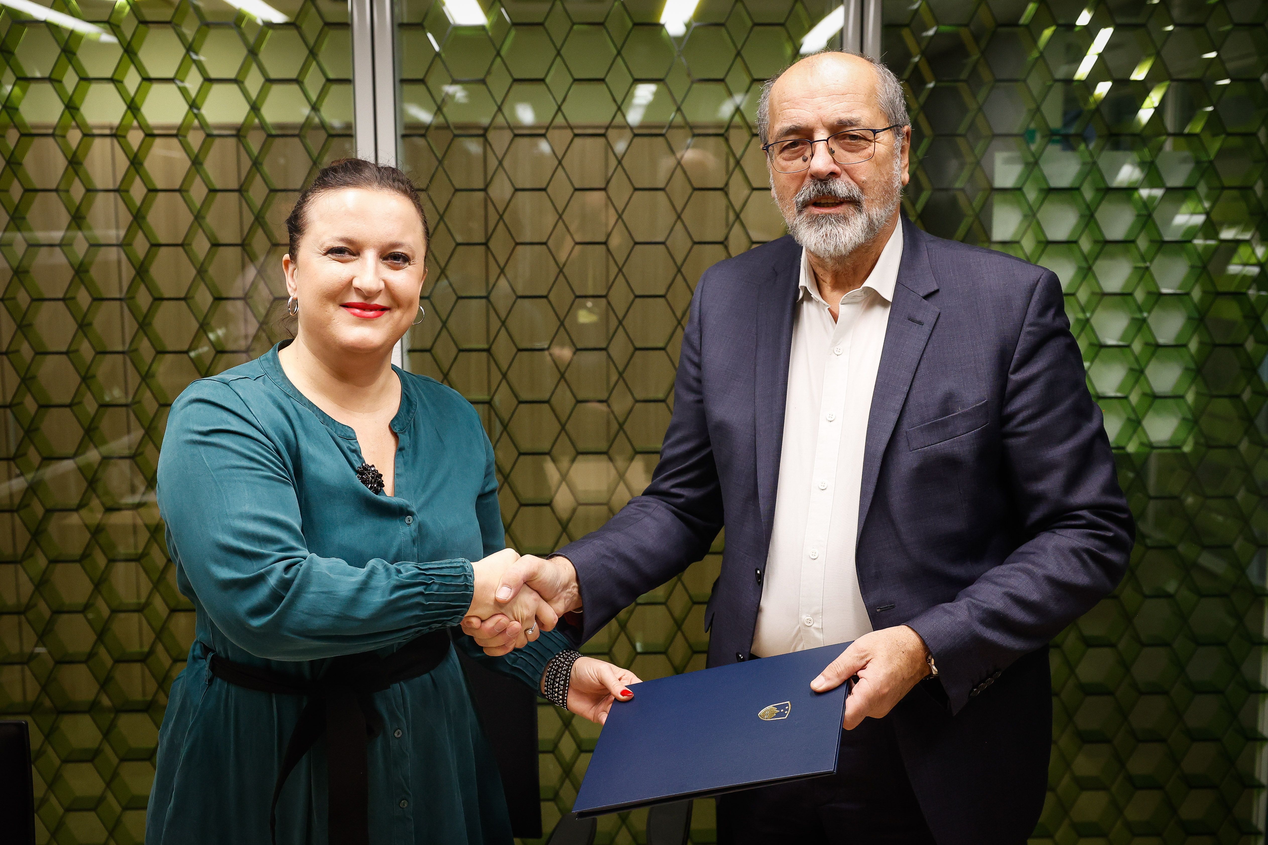 Direktorica Ukoma Petra Bezjak Cirman in direktor STA Igor Kadunc sta podpisala pogodbo o opravljanju javne službe STA v letu 2024.