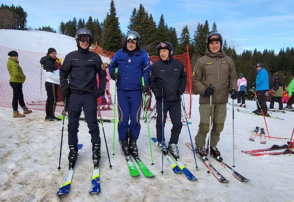 policisti na smučišču, smučišče, varnost