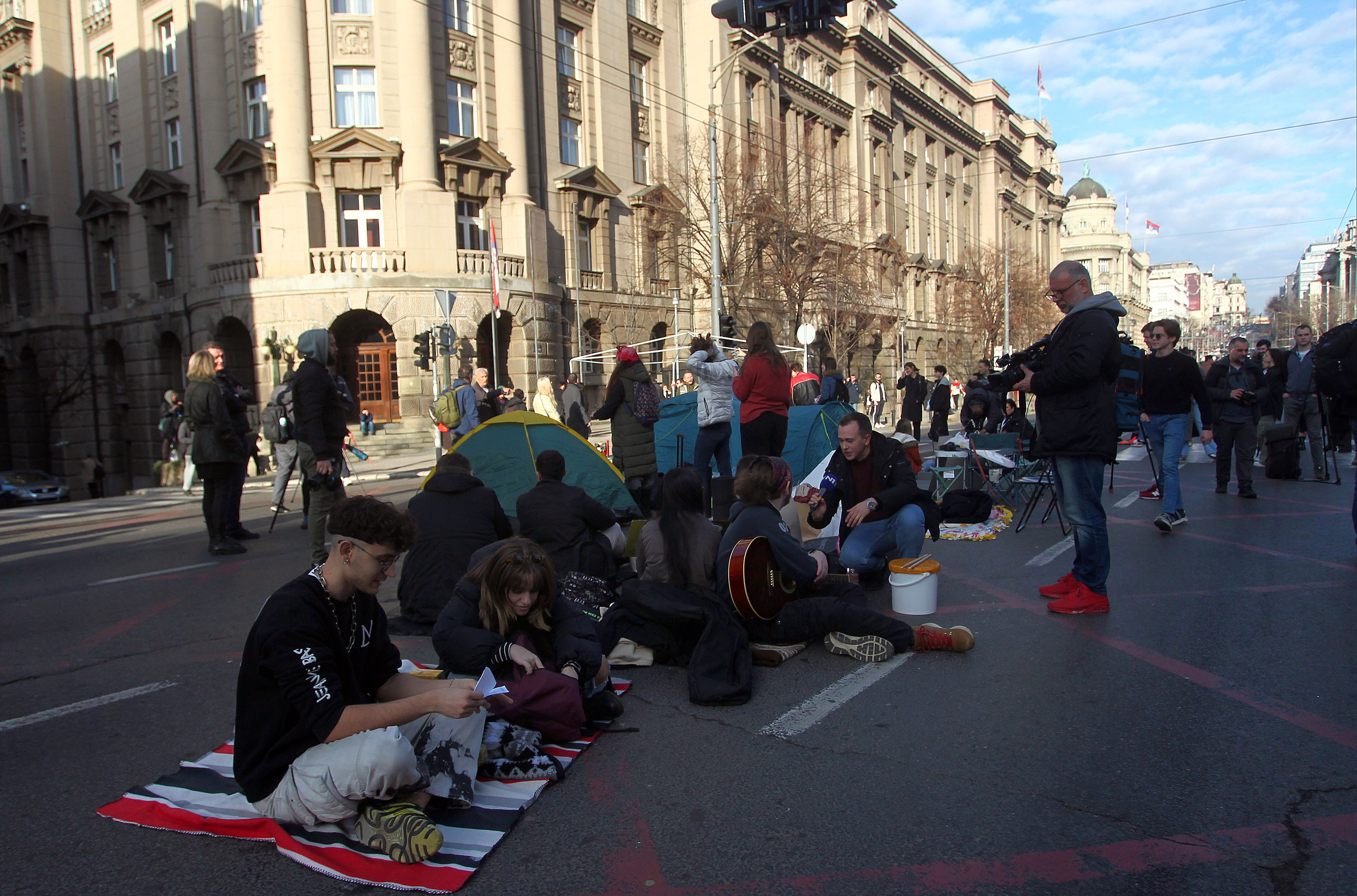 24 urni protest v centru Beograda zaradi volitev v Srbiji,