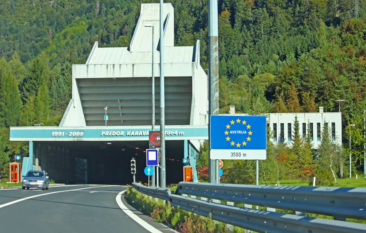 cestni predor Karavanke, avtocesta