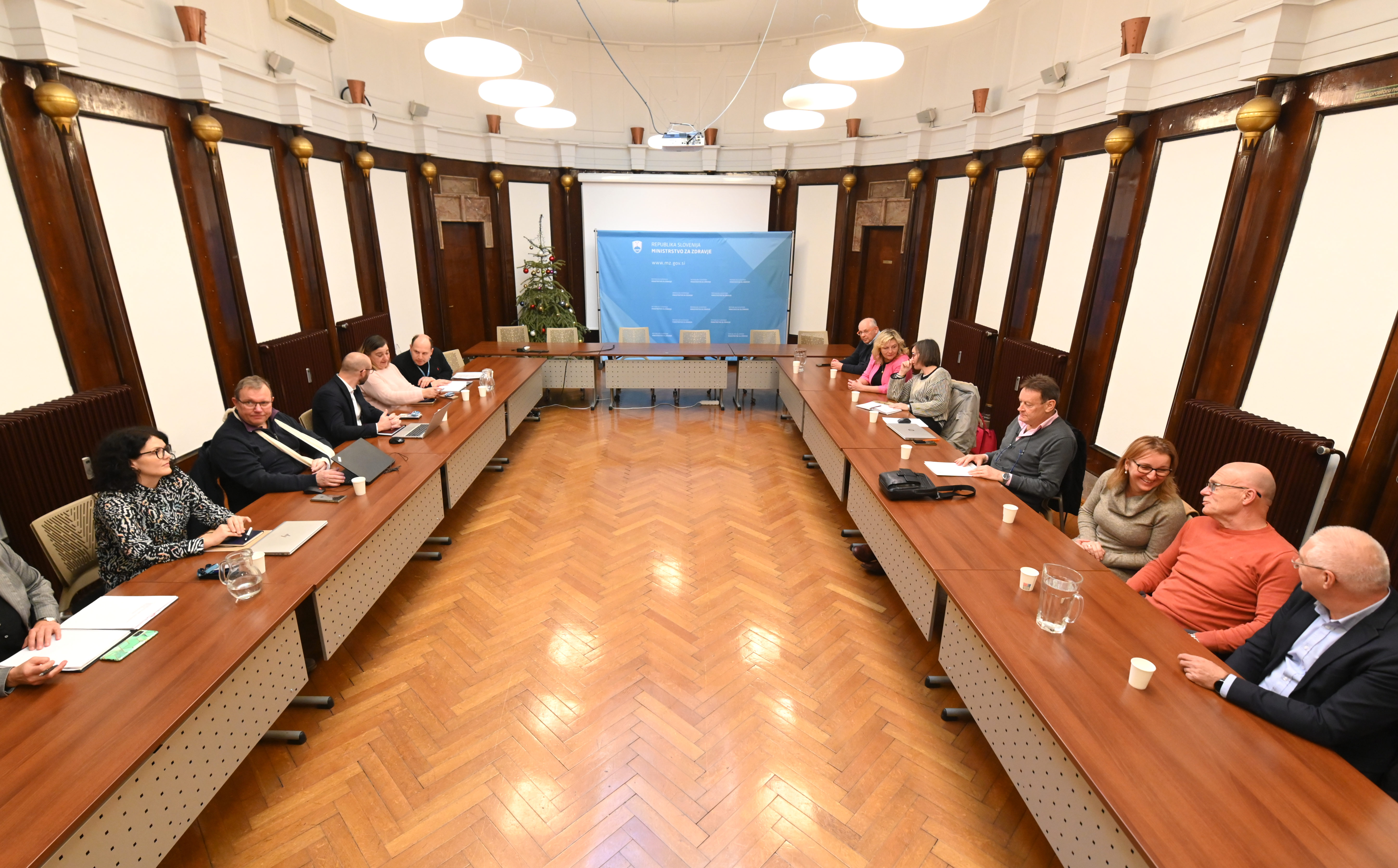 Začetek pogajanj med vladno stranjo in sindikatom zdravnikov in zobozdravnikov Fides