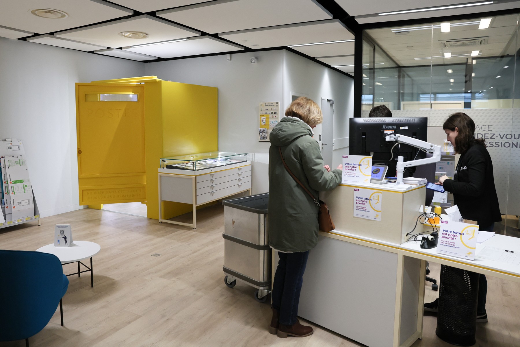 Pošta, garderoba, la poste, francija