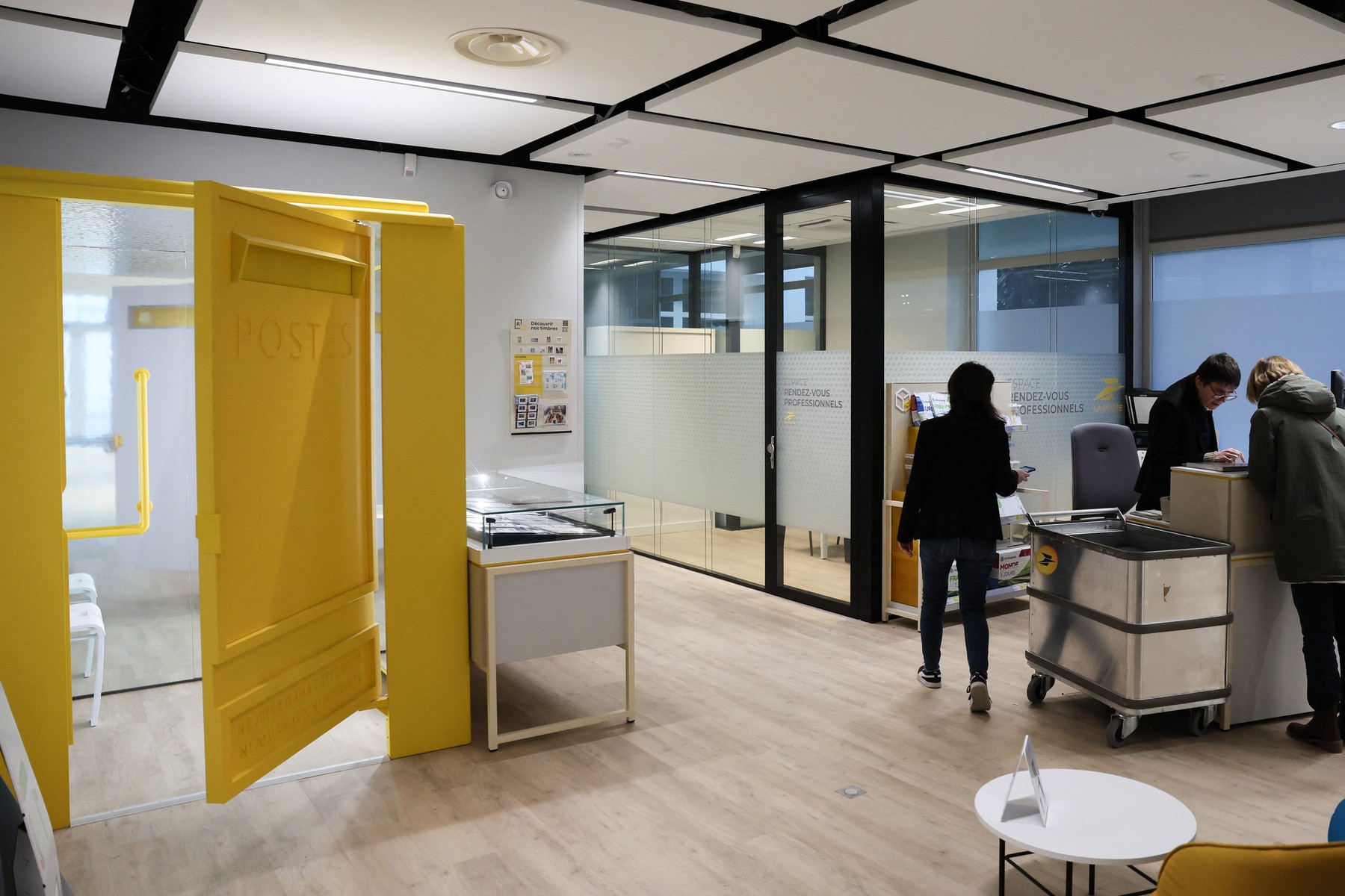 Pošta, garderoba, la poste, francija