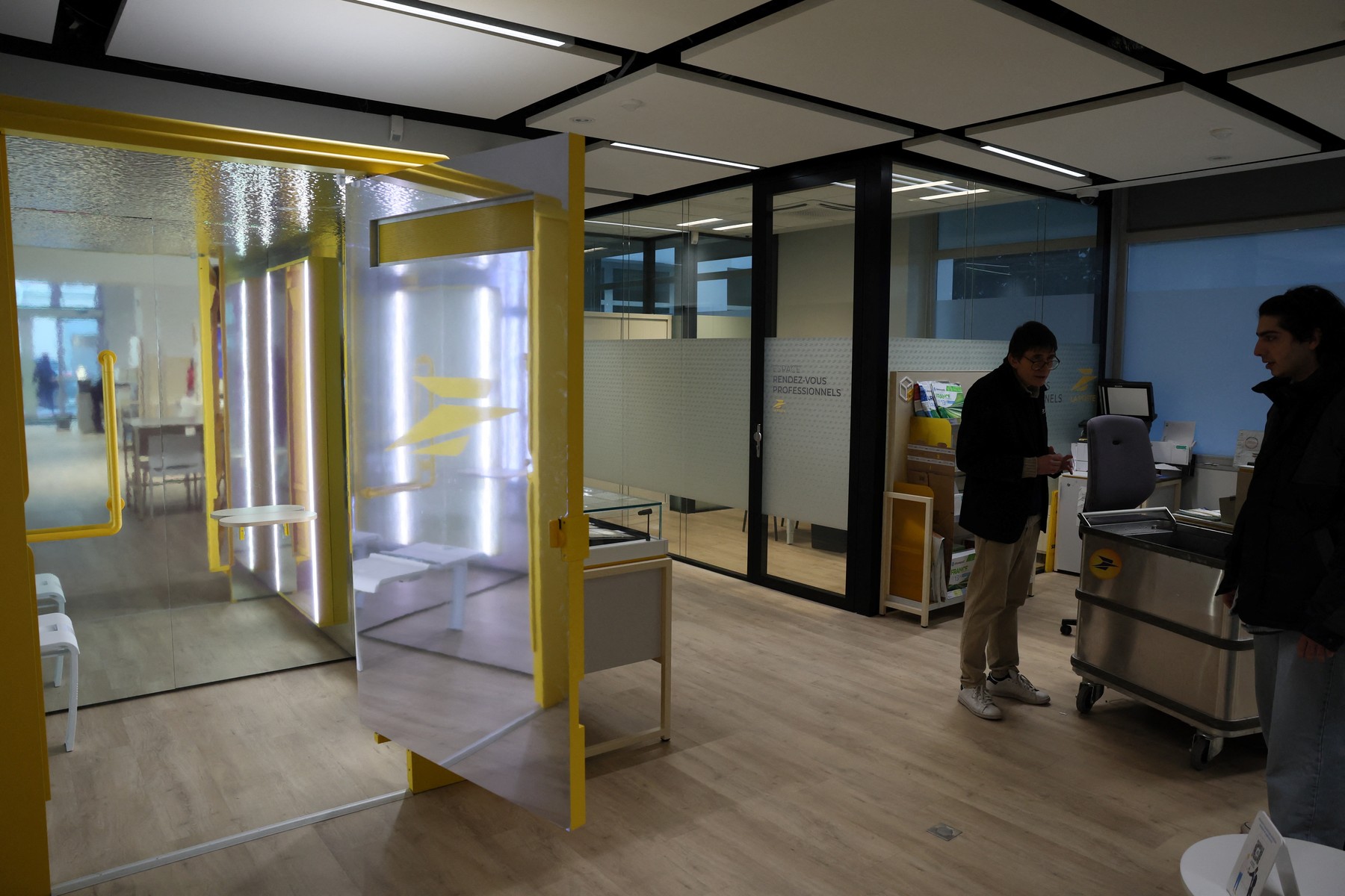 Pošta, garderoba, la poste, francija