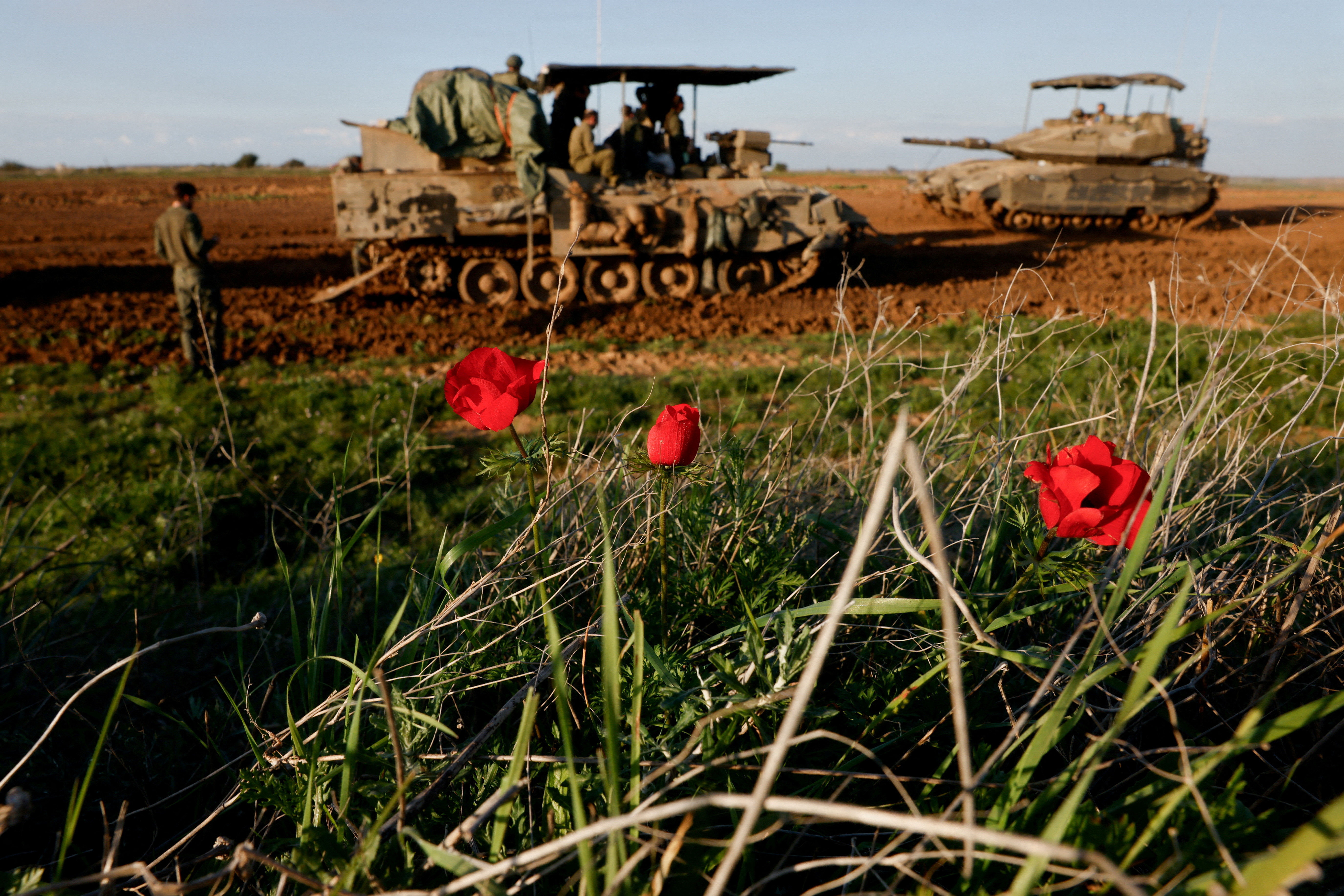 Izraelski vojaki na poti iz Gaze proti izraelskemu ozemlju (Foto: REUTERS/Amir Cohen) 