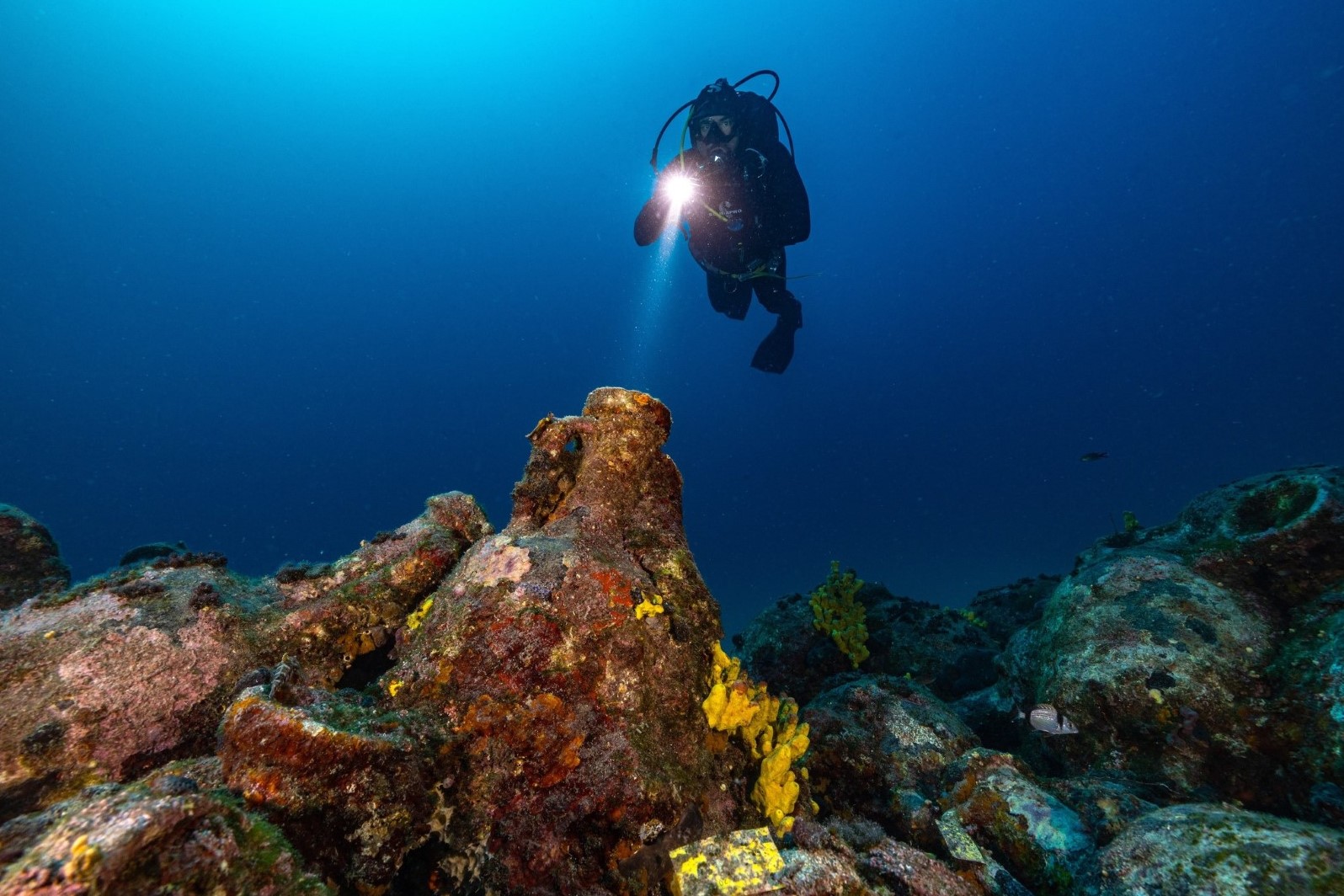 potapljač, amfore, Pag, Jadransko morje, Hrvaška, Dalmacija, arheologija