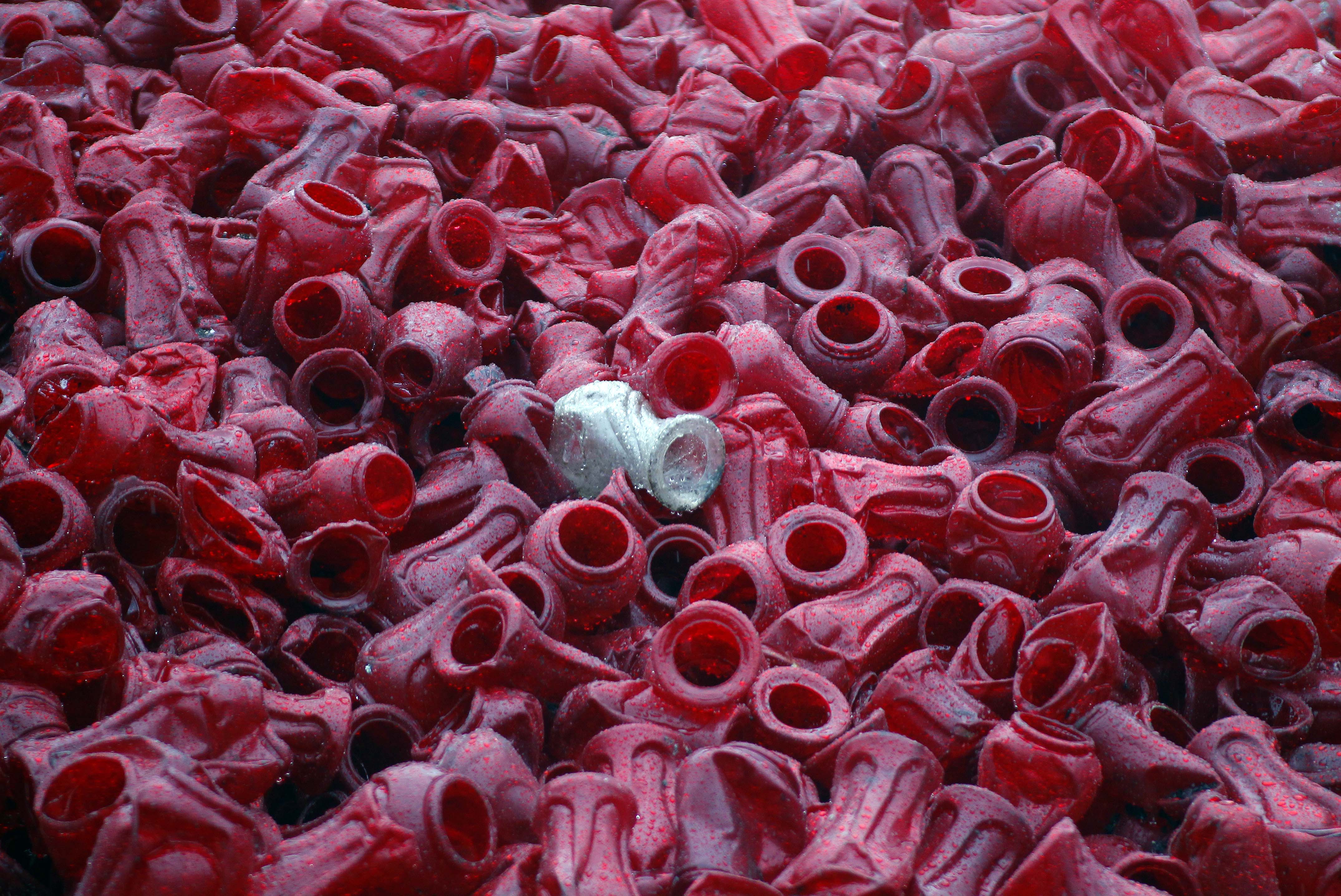 Delavci v podjetju Plastkom razstavljajo navadne in elektronske nagrobne sveče